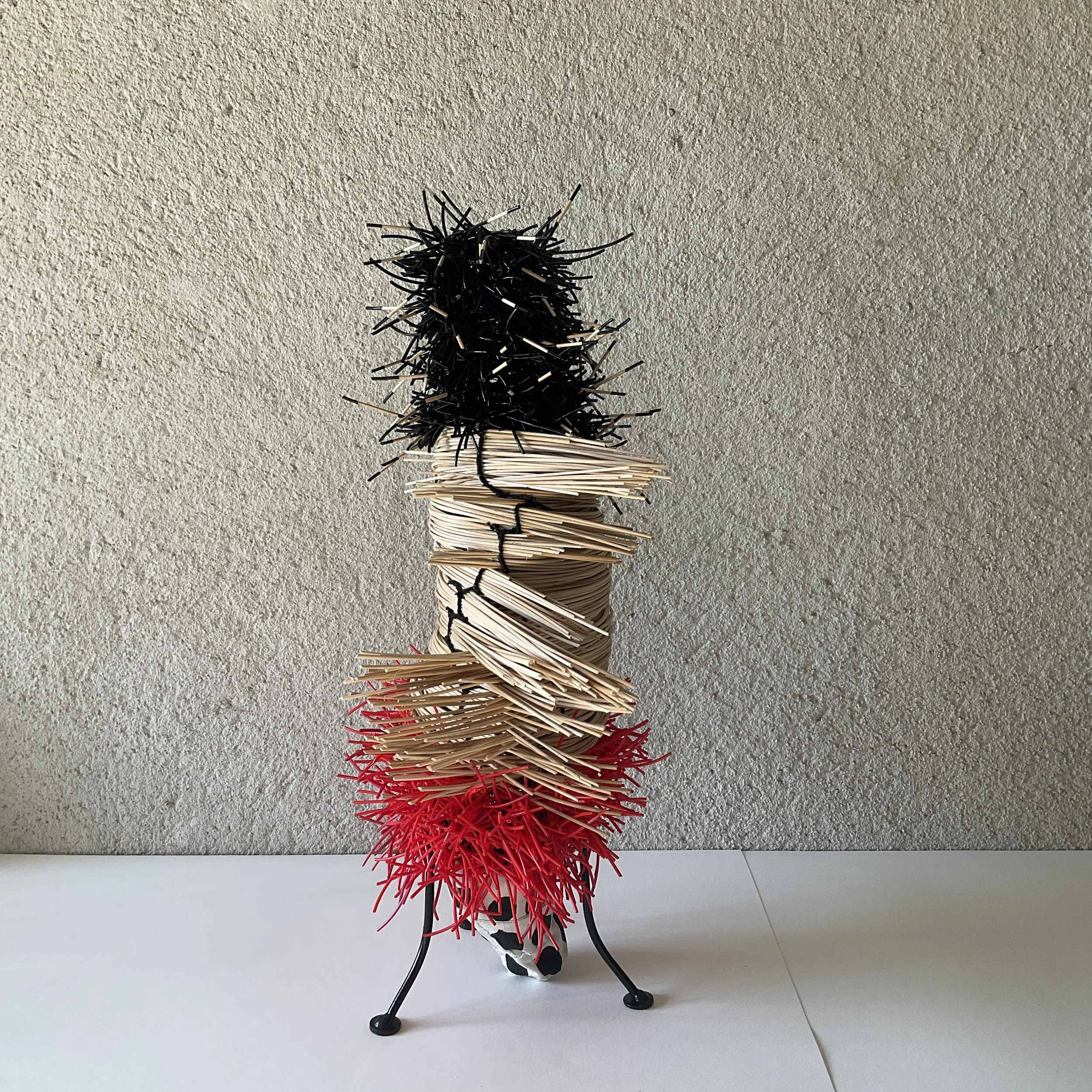 Fétiche 2, 2025, (vue de face), grillage, osier, fils plastiques, tissu et cure-dents, 54x23x28cm