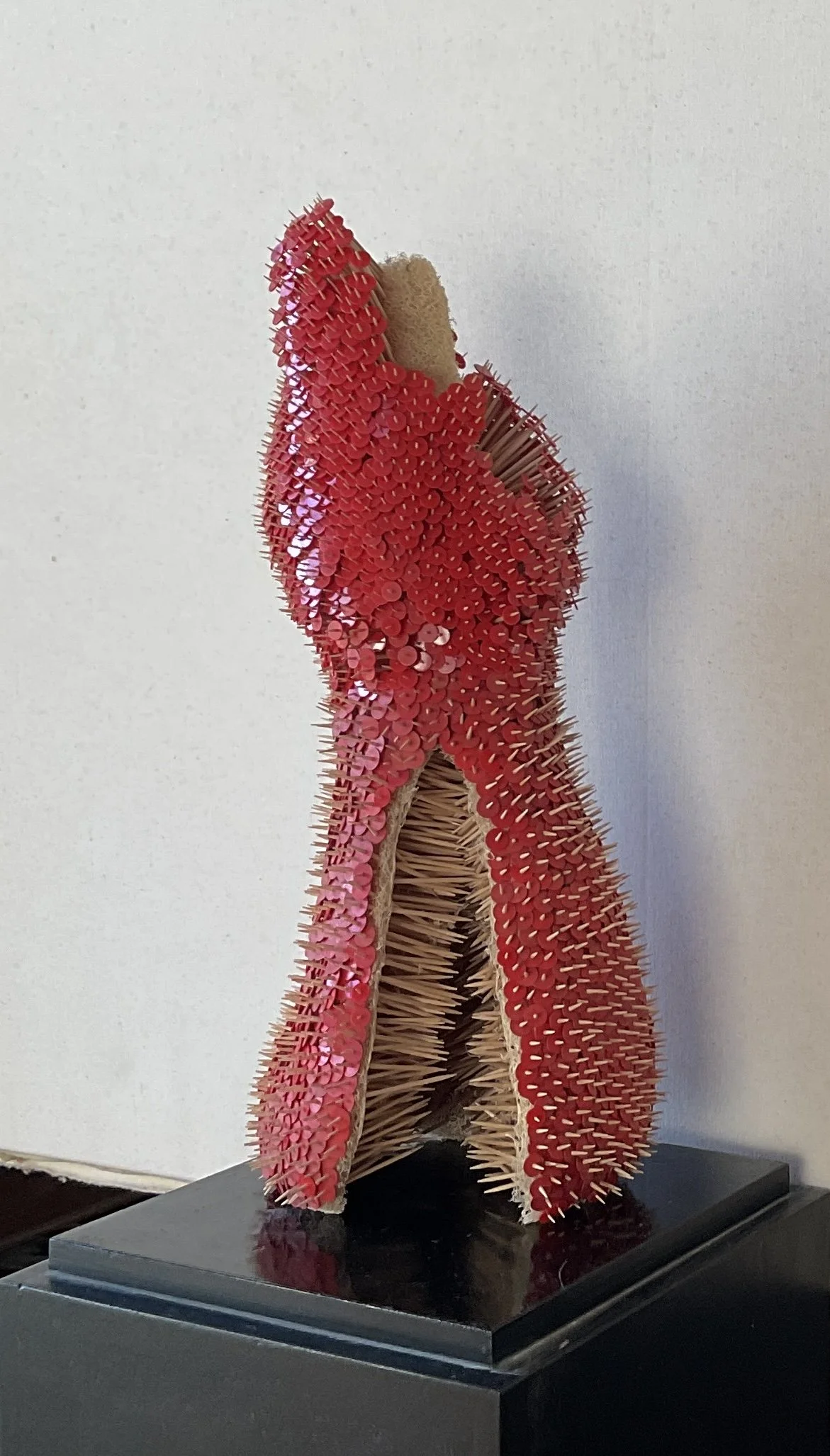 Sans titre, 2022, luffa, perles plastiques et cure-dents, 50x25 cm, collection particulière