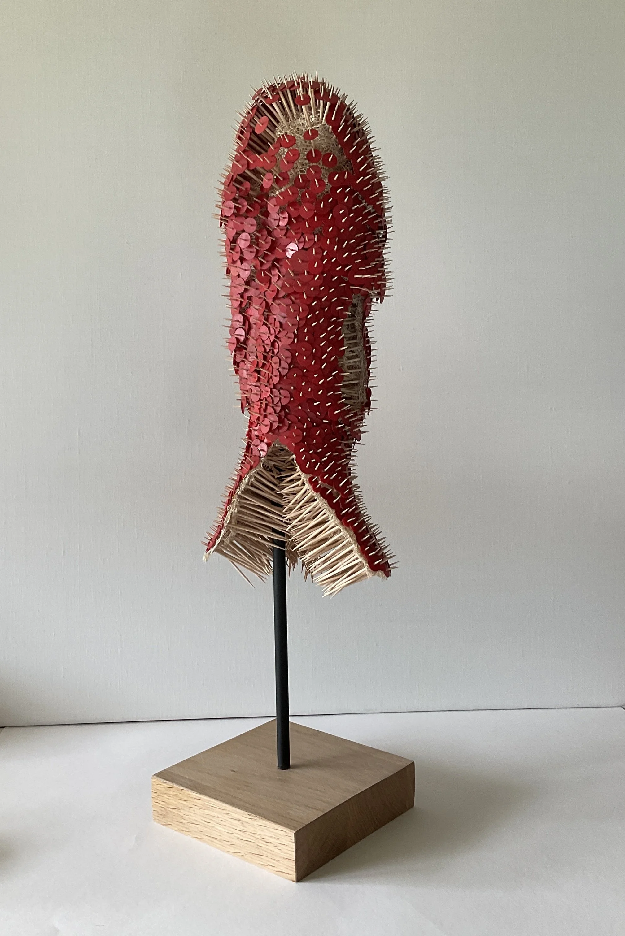 La cache, 2023, perles et cure-dents, 63x19cm, collection particulière