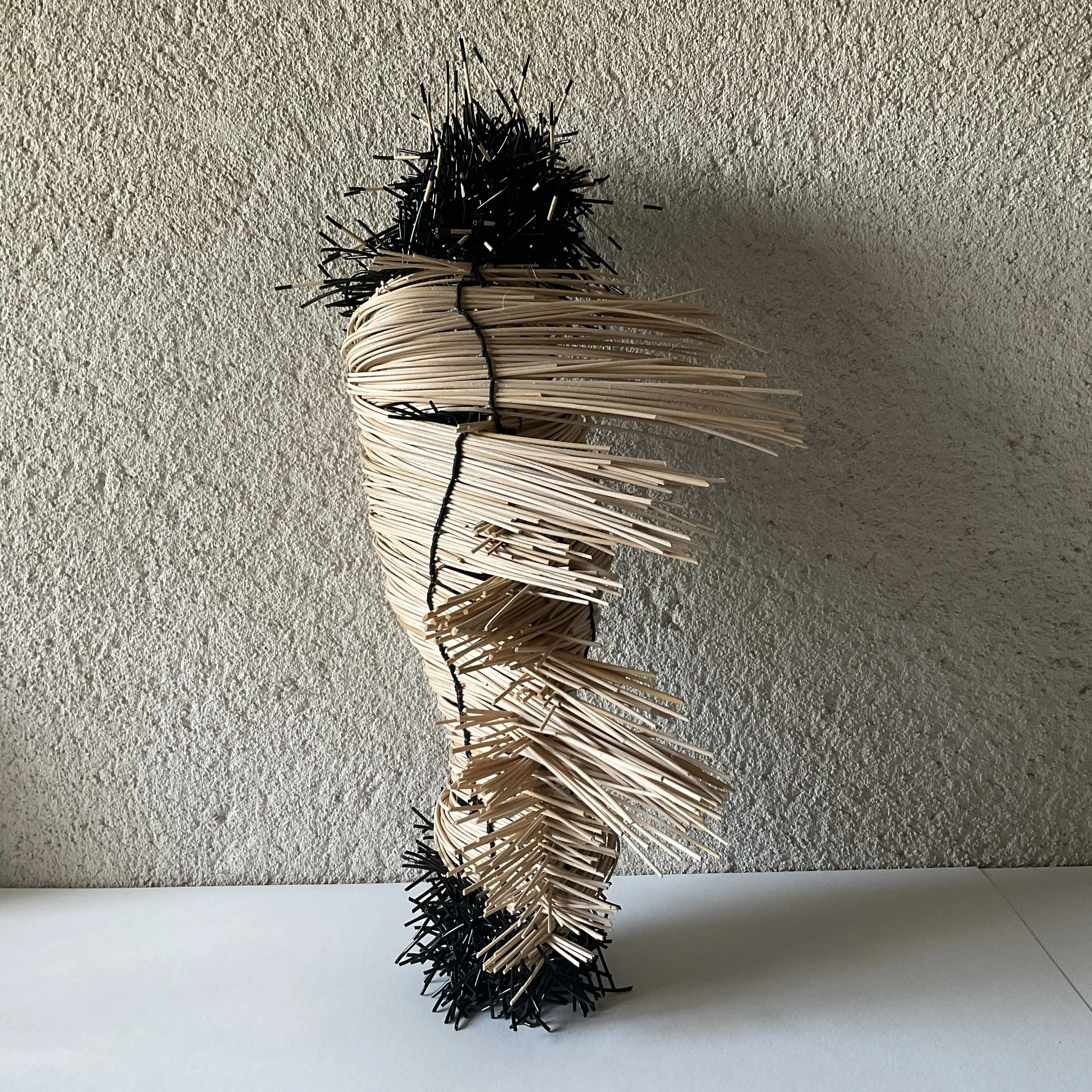 Fétiche 1, 2025, grillage, osier, fils plastiques, 52x23x14cm