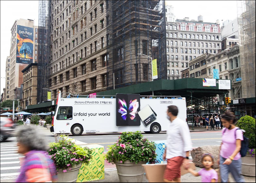 Galaxy Z Flip_Buswrap_NewYork.png