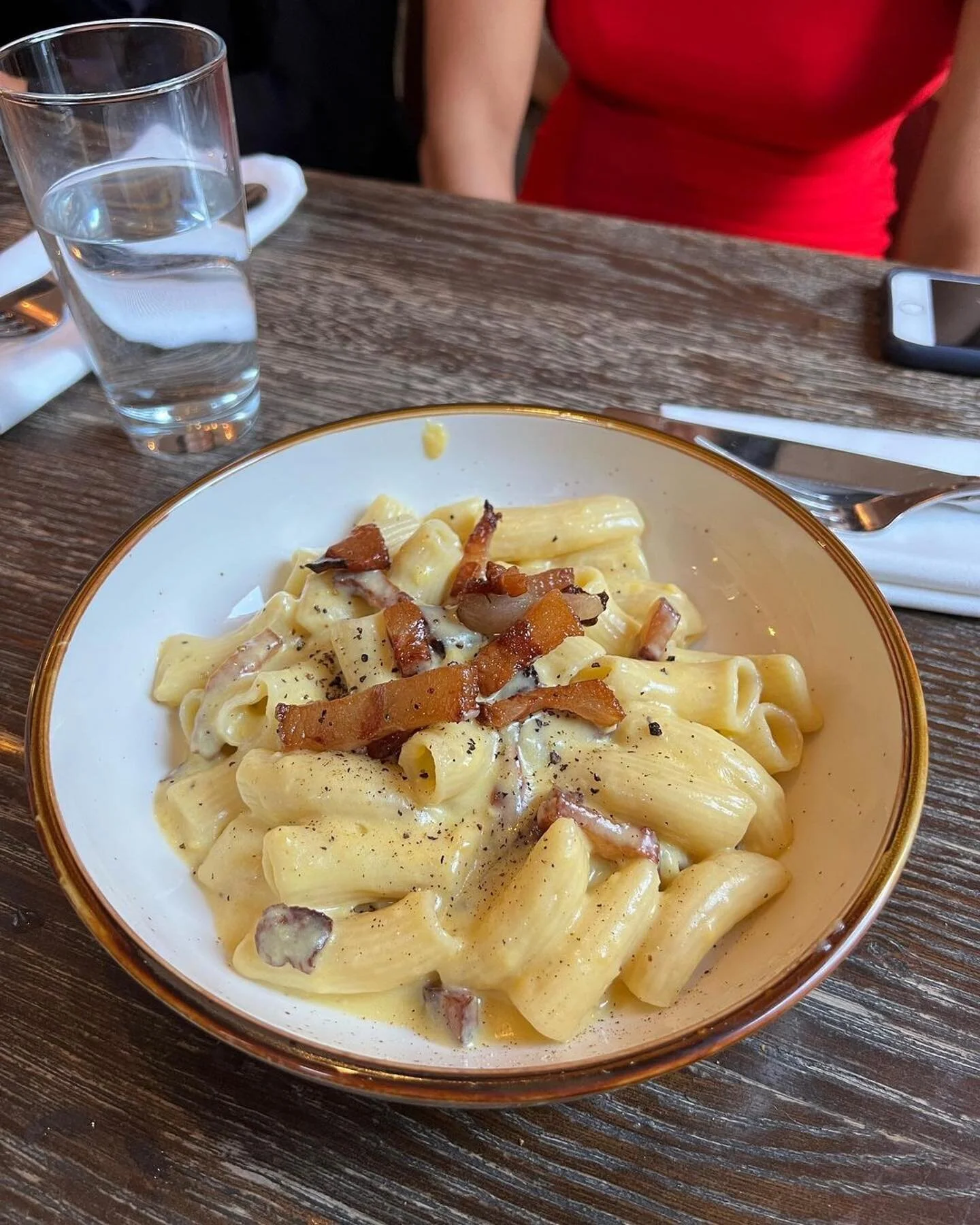 Carbonara-therapy. A perfect combination for a mid-week treat. What&rsquo;s your plan for tonight&rsquo;s dinner? 💫 https://www.54mint.com/ 📷 @onehungrybanana