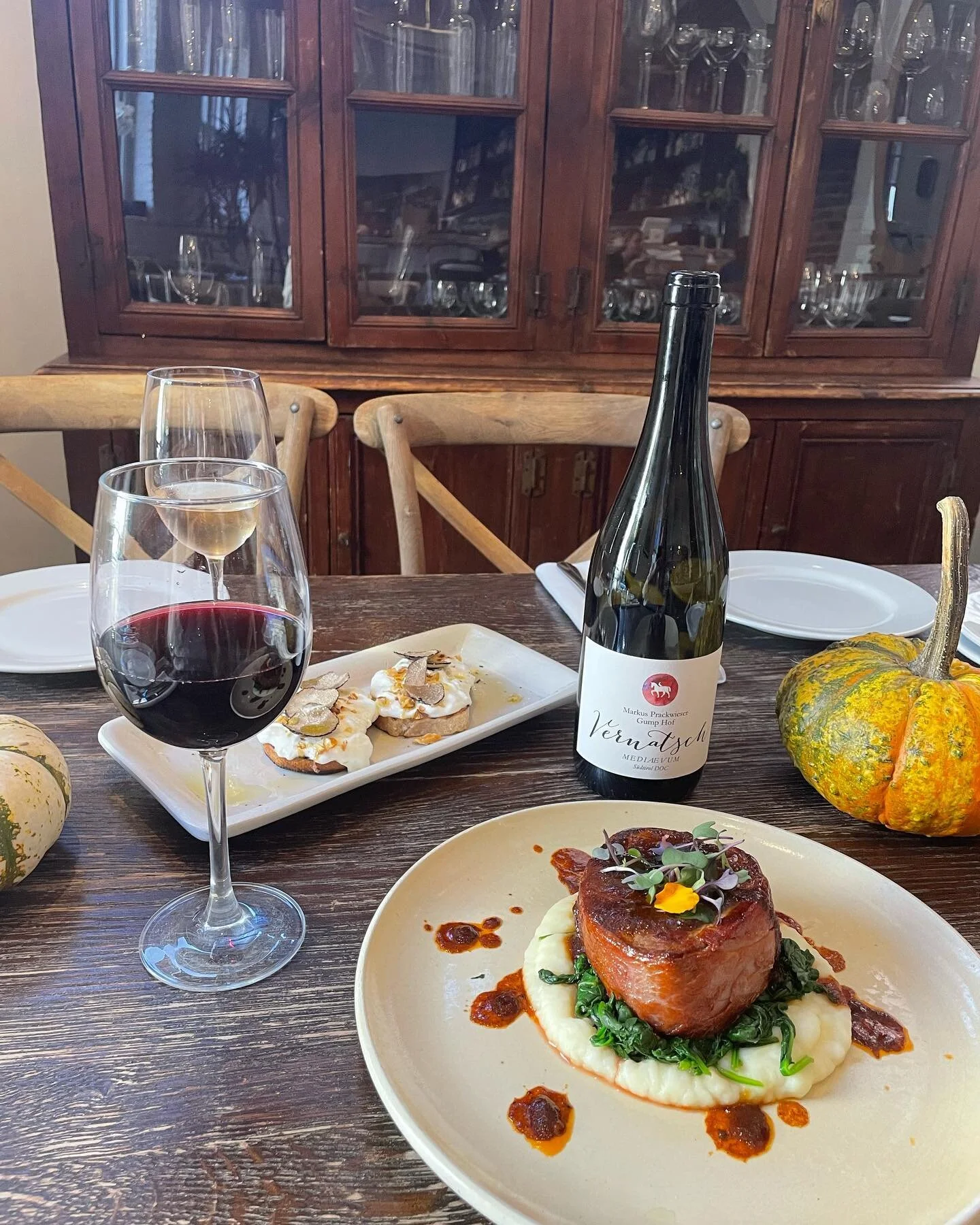 When it comes to celebrate with family or friends, we love to make something special. This year for Thanksgiving day, we add some black truffle to the picture, and will take care of your wine pairing, whether you want to celebrate with us or take din