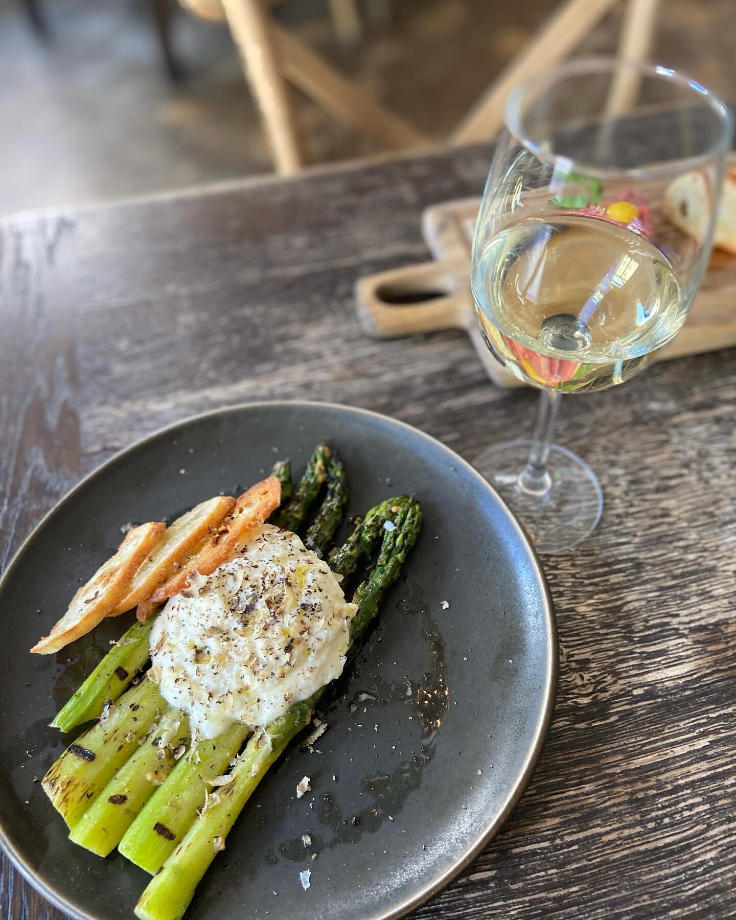 Minus 5 to our favorite season 🫛. Expect some goodies to show up on our menu. Asparagus, peas, fava (and Pecorino.) We can&rsquo;t wait to celebrate spring time with you!

#sfrestaurants #54mintsf #springequinox #springtime #eeeeats #bayareafoodie #