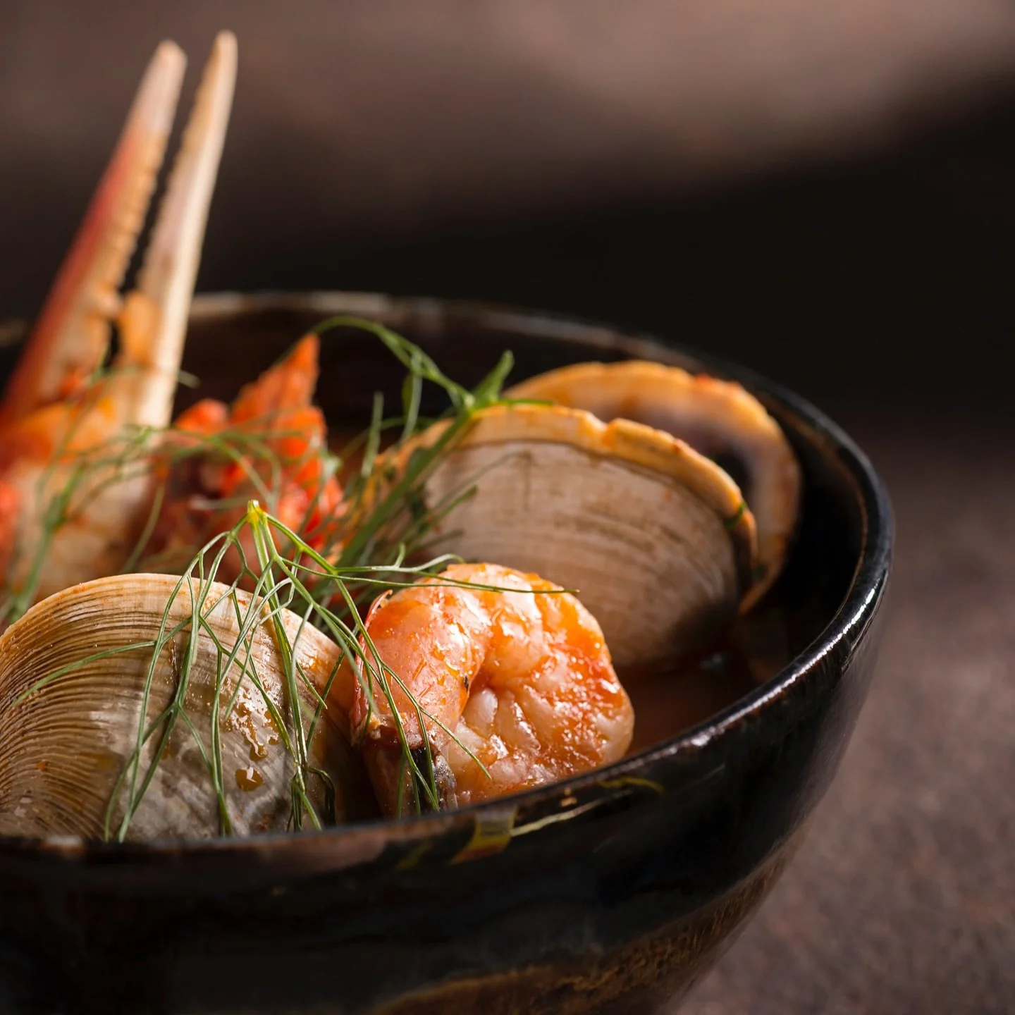 As a tradition, Italians love bringing seafood to the table for the Vigilia. Celebrate Christmas Eve with us tomorrow with a special menu that includes this made-with-love Cioppino. We promise to bring the magic from start to finish. ✨🥂