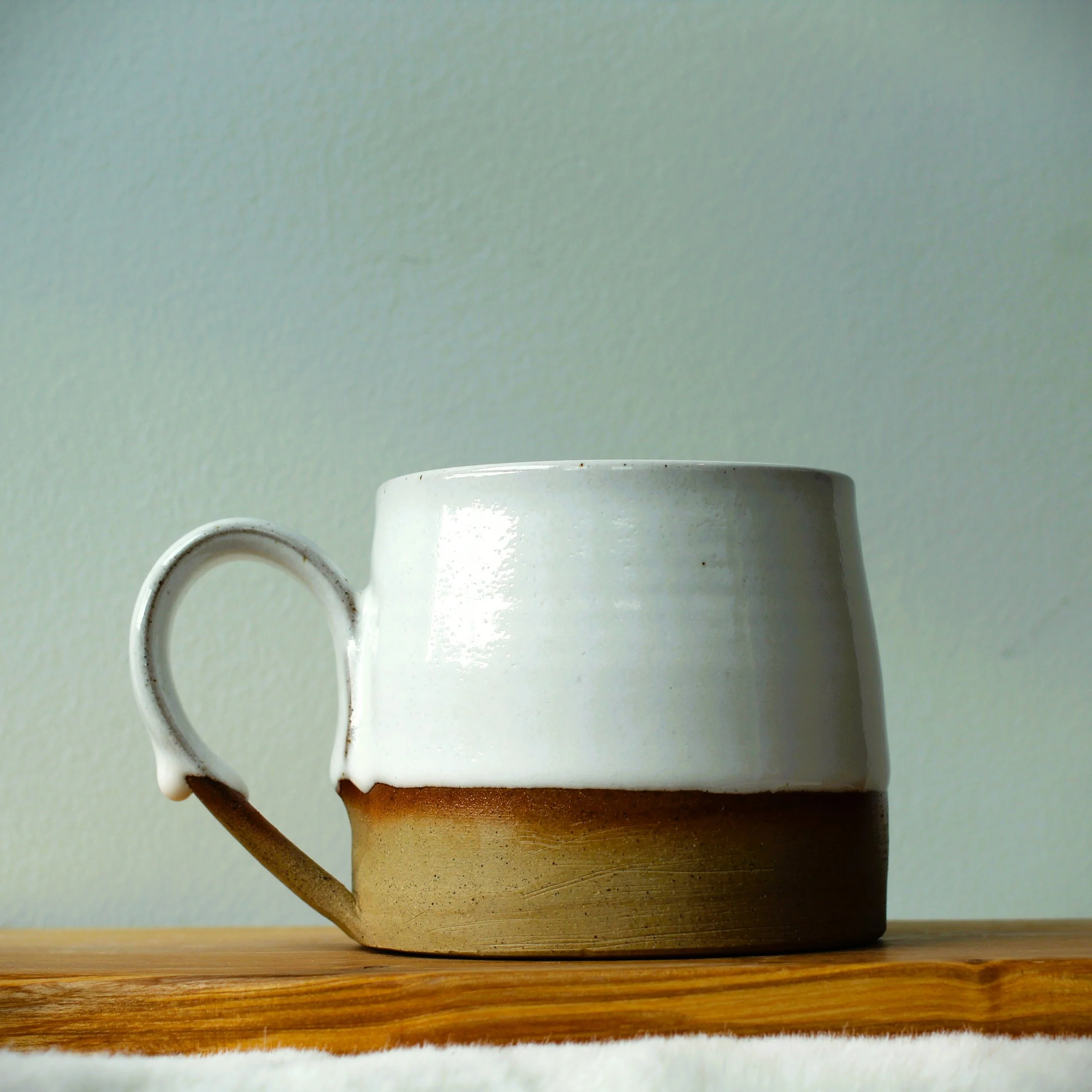 White & toasted clay mug