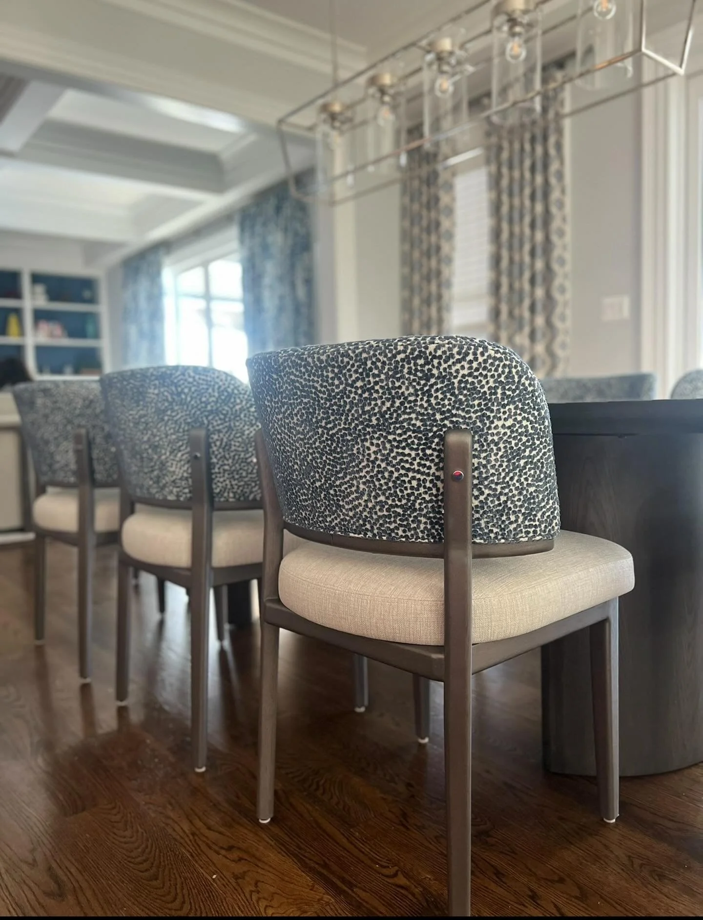 When the light hits just right ✨ Loving how this space comes alive in this beautiful weather.