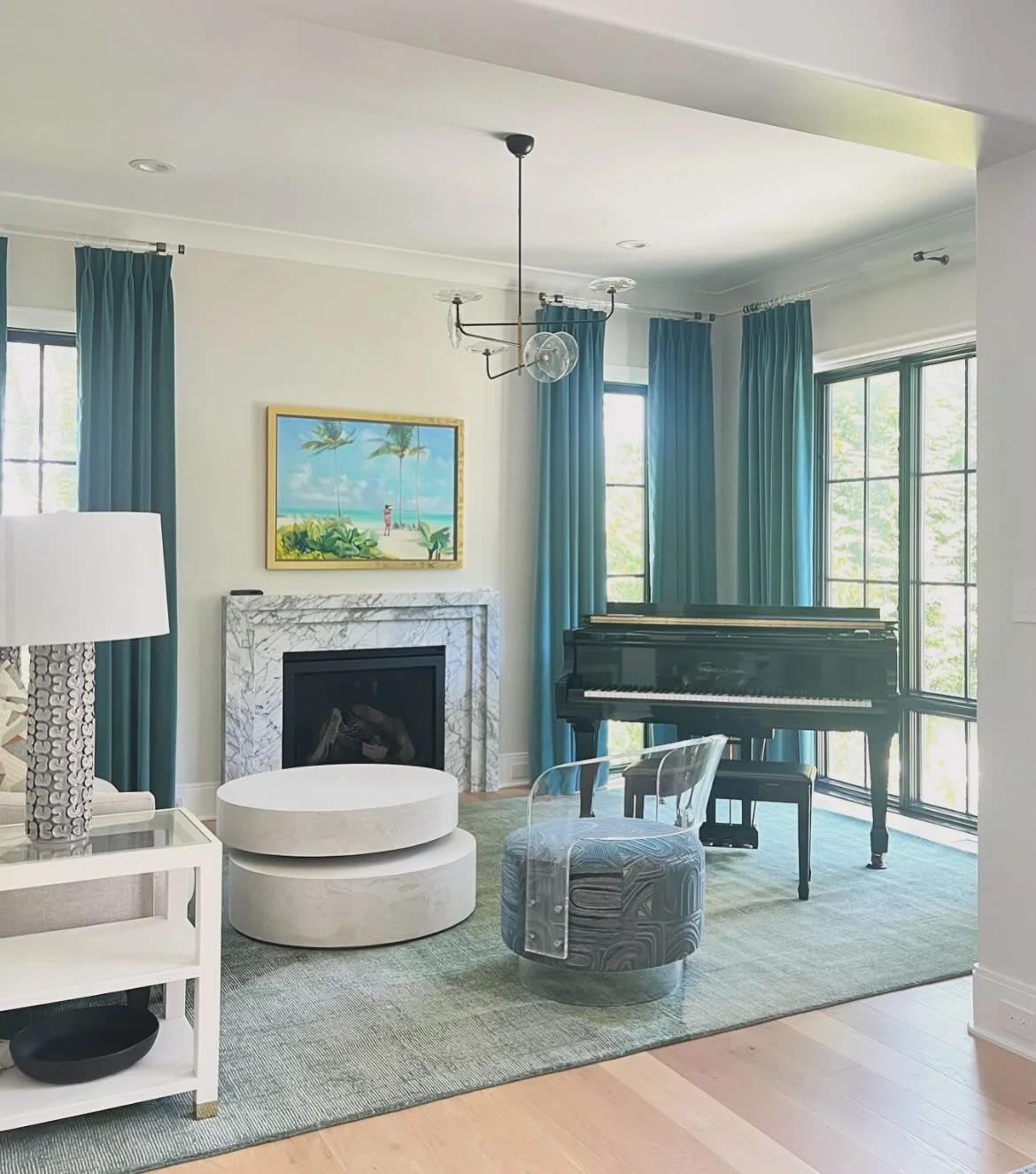 Proof that a new rug and artwork can completely transform a room. We loved the space before, but the updated pieces tie everything together beautifully, adding warmth, depth, and a fresh sense of balance. 💙💚