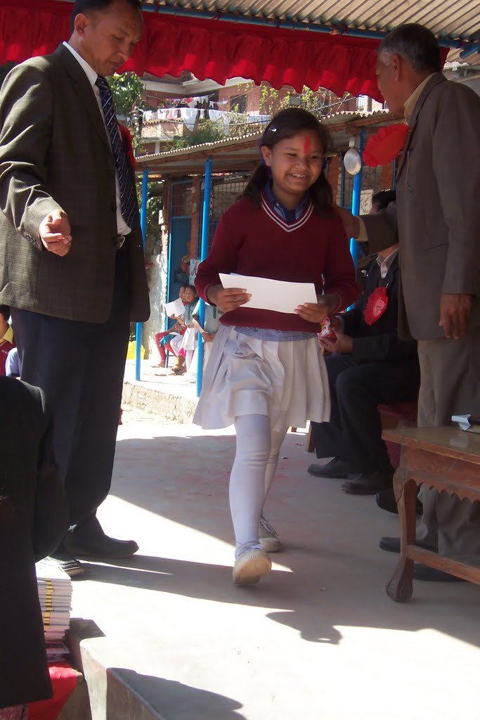 Yenjee sherpa is receiving prizes 100_2077.JPG