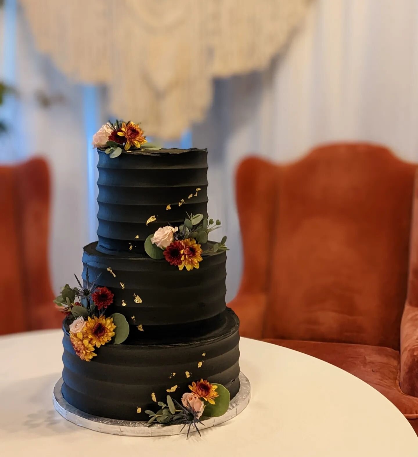 One of my favourite wedding cakes till date 🖤 the fall colour scheme and richness of the dark frosting made for something truly magical ✨ this was also my longest delivery for a wedding, 2 hours away! 
.
.
.
.
.
#weddingcake #weddingcakes #novascoti