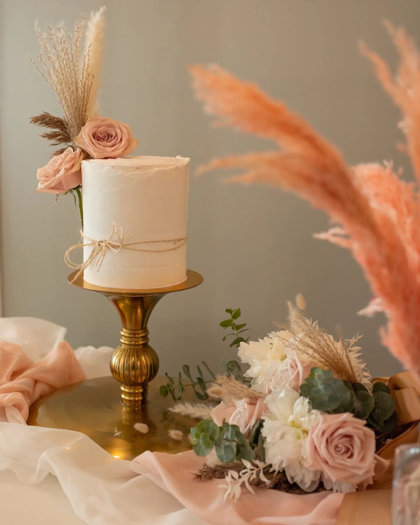 I always wanted to put pampas on a cake and I couldn't have imagined something sweeter than this as the result 💕
Boho wedding vibes are the ultimate dream! Love this cake.
.
.
.
.
.
.
.
.
Photographer - @neenabrostowskiphotography 
Flowers - @lakefl