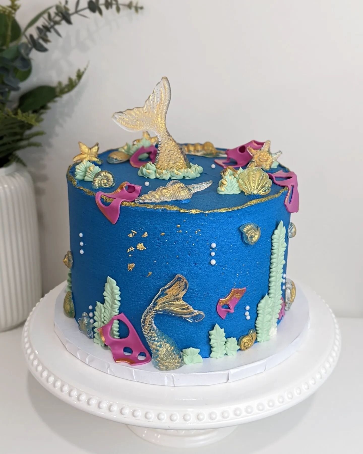 Marine life is like a dream land. So many colours and creatures under the sea, it's such a mesmerizing world. Trying to recreate a little snippet of underwater life, on a cake, is always really fun! I get to use so many colour combinations and the re