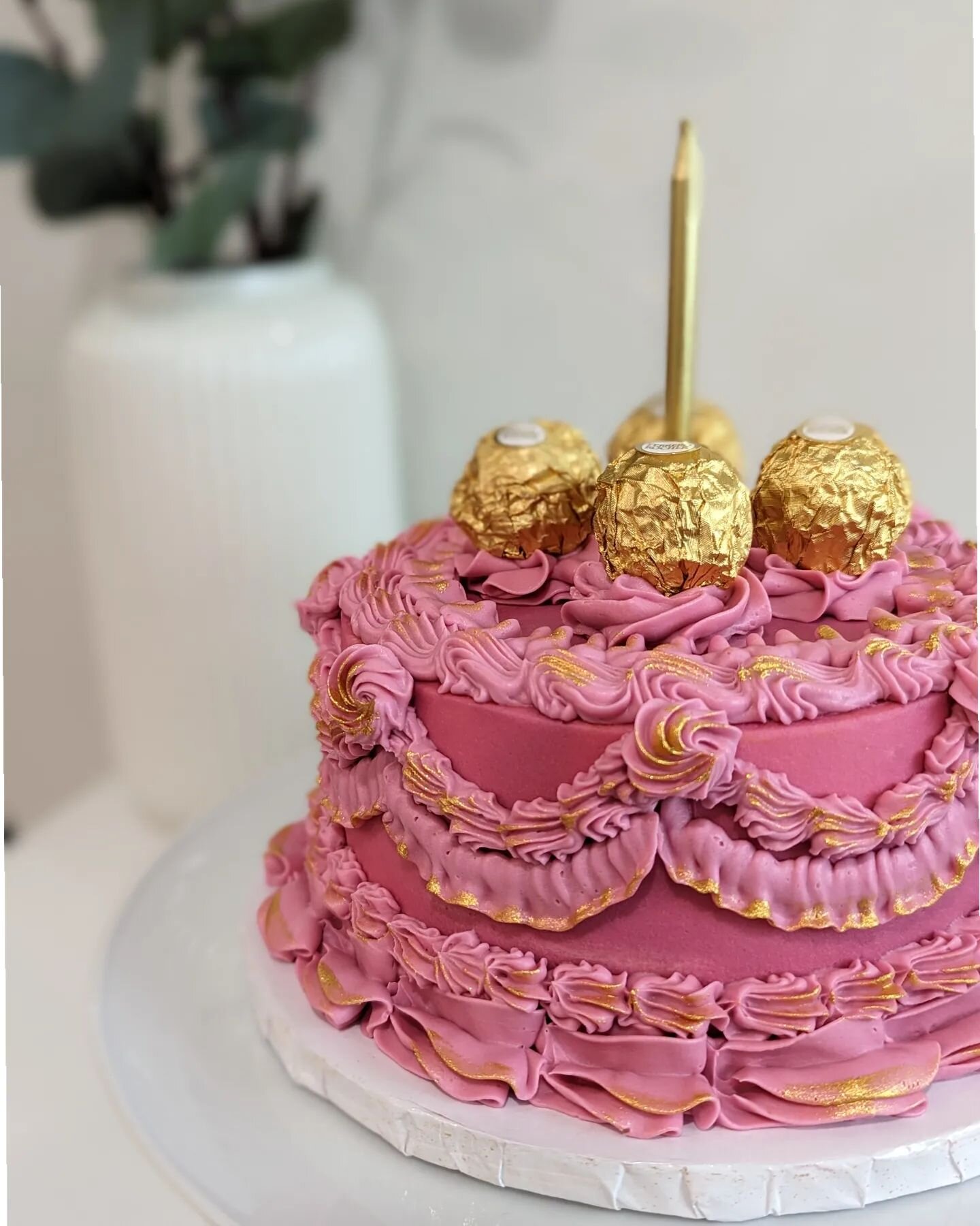 💞I was waiting to try out making a Lambeth style cake with yummy chocolate cake inside. This style is so grand and so beautiful, I finally got the chance to make my version of one for my parents 40th wedding anniversary! This is a small cake, so I c