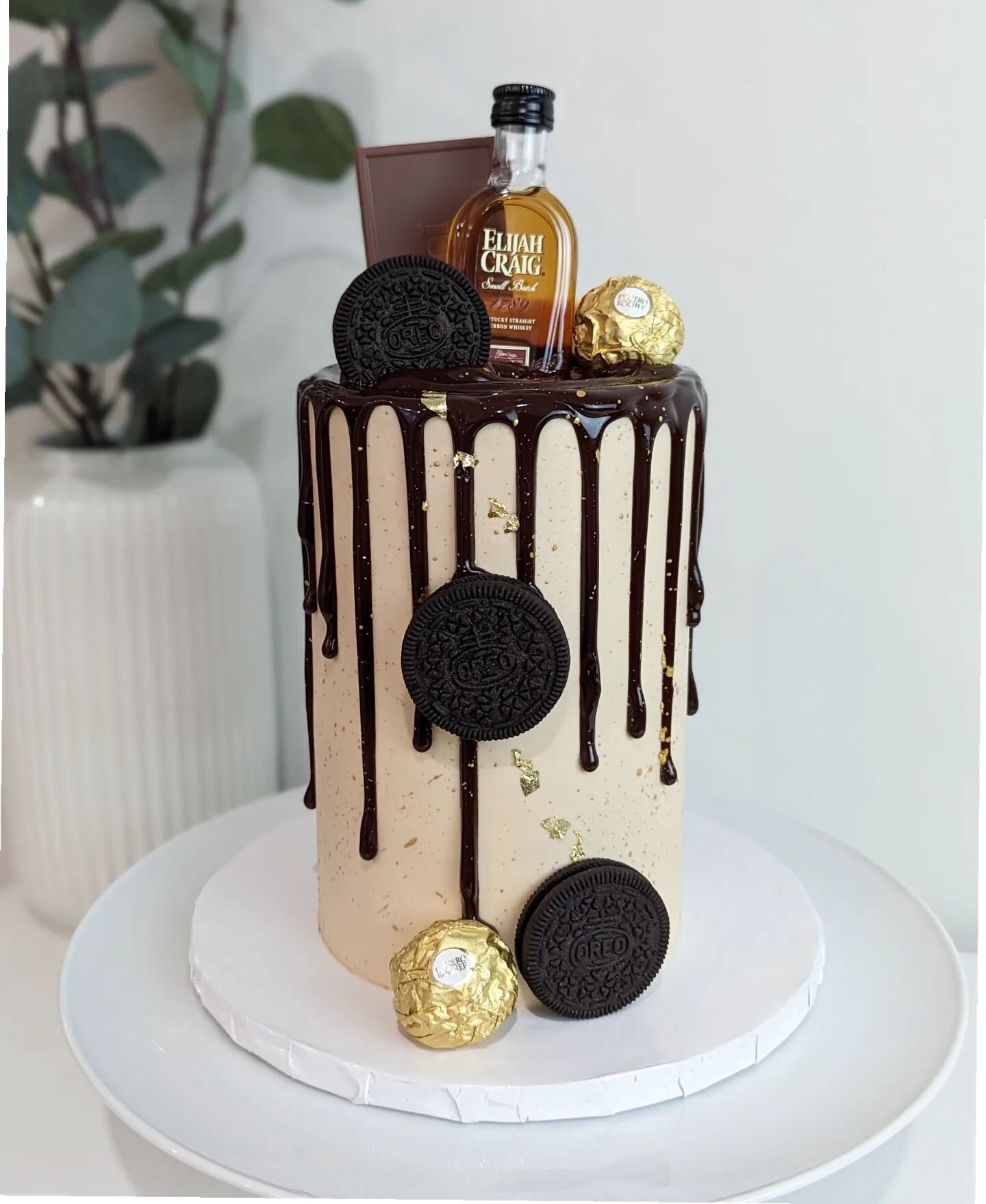 Indulgence ✨ tall layers of yummy butterscotch cake with a dark and shiny chocolate drip! I love this style of cake, it's always such a stunning presentation with all kinds of elements and textures to enjoy! It's super fun to make too, always so happ