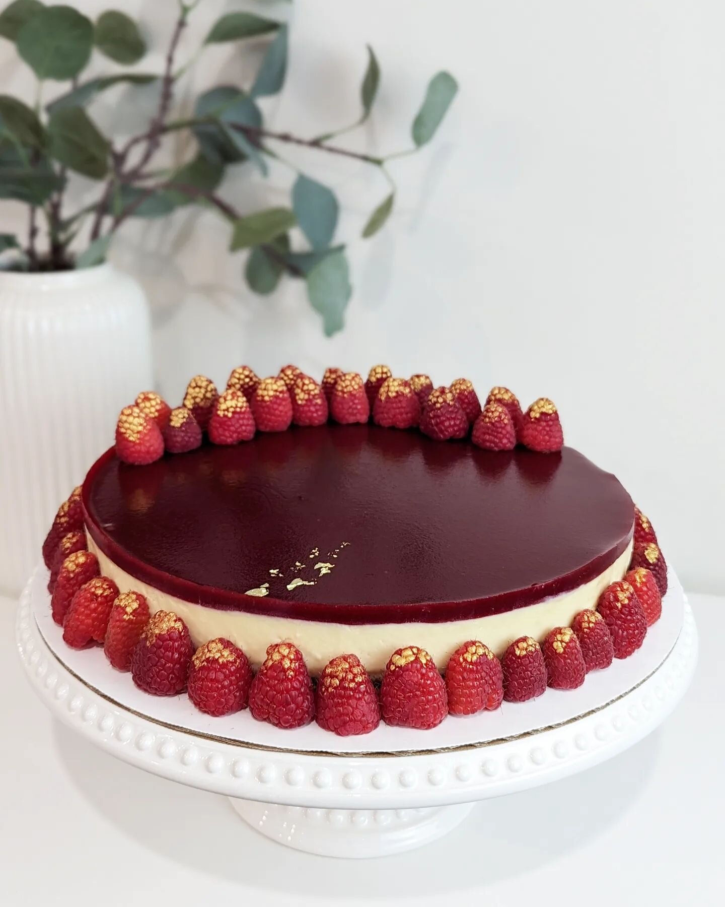 White chocolate and raspberry cheesecake as requested by my big sister for her birthday today! ❤️ Always love getting to play around and experiment with new designs when it's a family birthday and I am so excited with how this cake came out 🥰😍also 