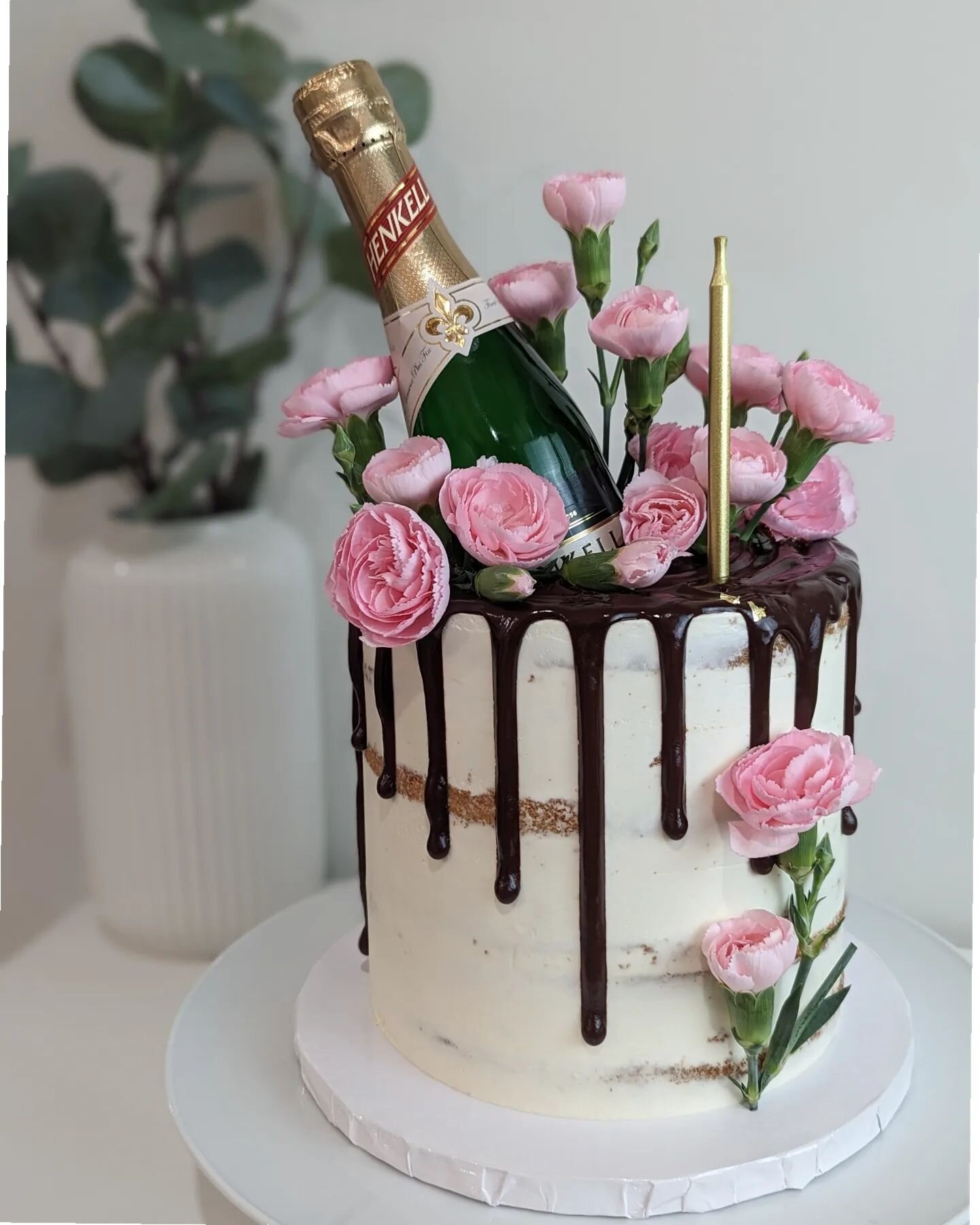 Vanilla layers with fudgey chocolate and whipped salted caramel in between. An elegant drip, pops of pink and a bottle to pop, now that's a great birthday cake 💘🍾
.
.
.
.
.
#nakedcake #nakedcakes #dripcake #chocolatedrip #chocolatedripcake #floralc