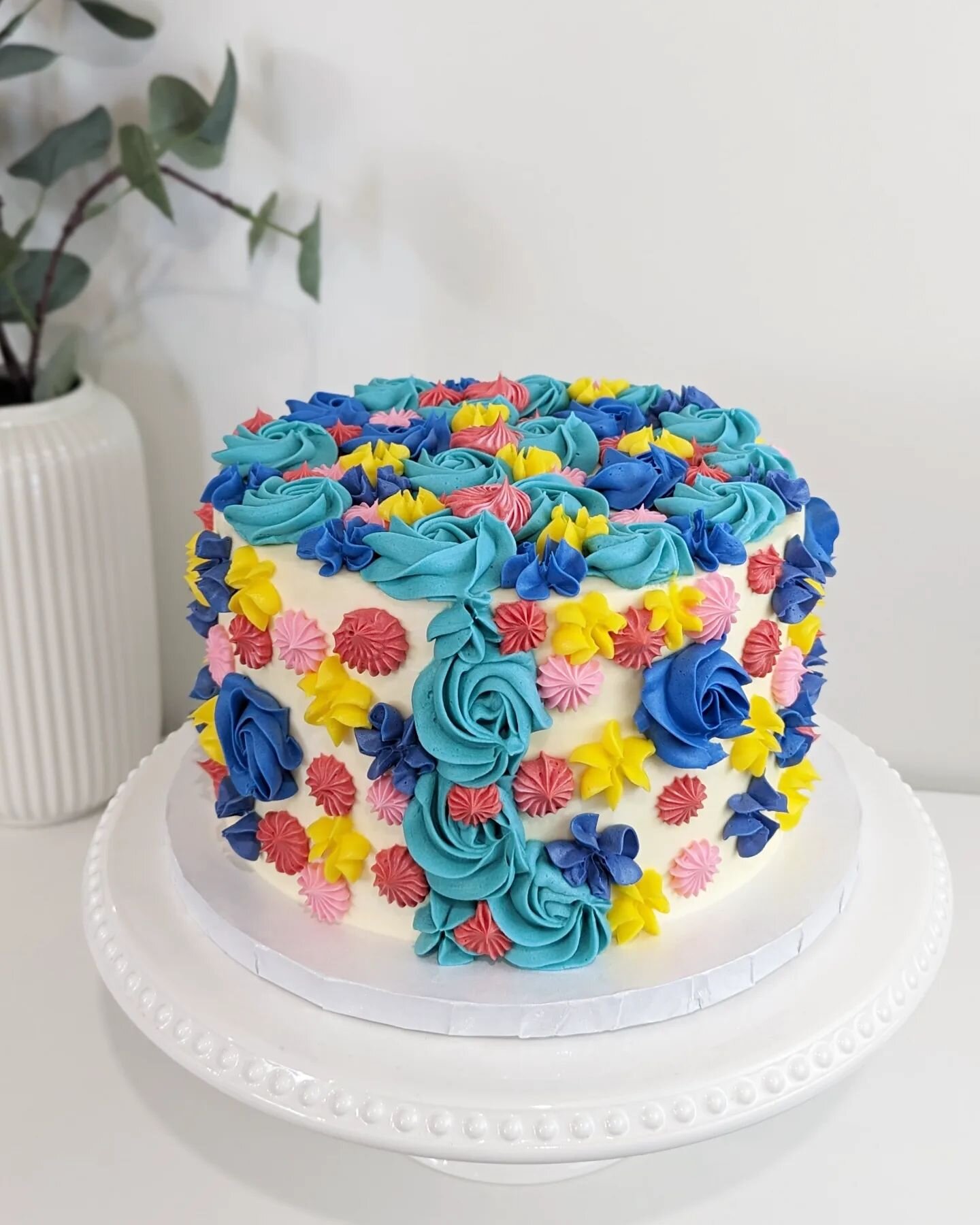 Snowy day after snowy day makes me think we need some colour in our lives! This design was originally done on a Gulab Jamun cake with soft cream frosting so when I got the request to make it in buttercream I was really excited! It came out just as fu