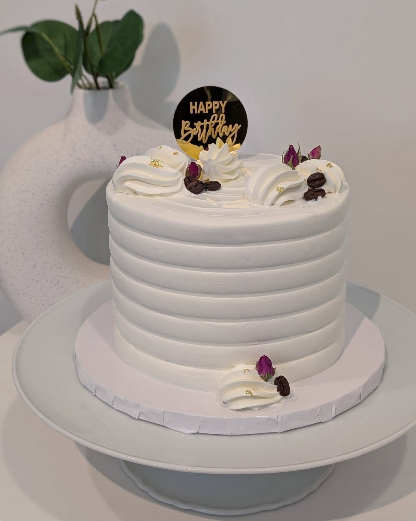 Tiramisu Cake.💖 Happy to share that this flavour will be staying on my new plant based menu! Delicious as ever ✨
.
.
.
#tiramisucake #tiramisu #vegancake #halifaxcakes #hfxlocal #cakedream #beautifulcakes #cakedesign #whippedfrosting #vegandessert #
