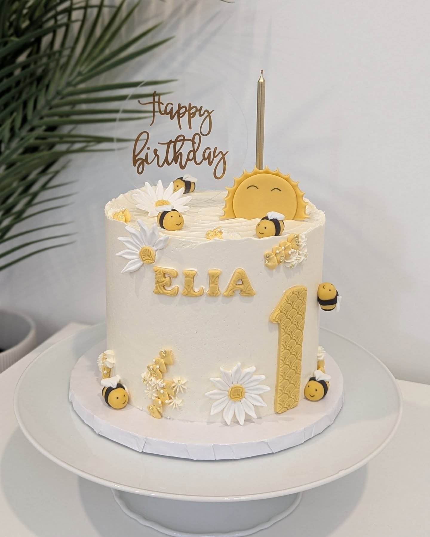 Bee themed 1st birthday cake for a sweet little princess! 🐝 Layers of yummy vanilla cake with smooth chocolate ganache filling. I was so happy to make this cake and be back in my little bakery space doing bakery things! 💖 This cake was for the winn