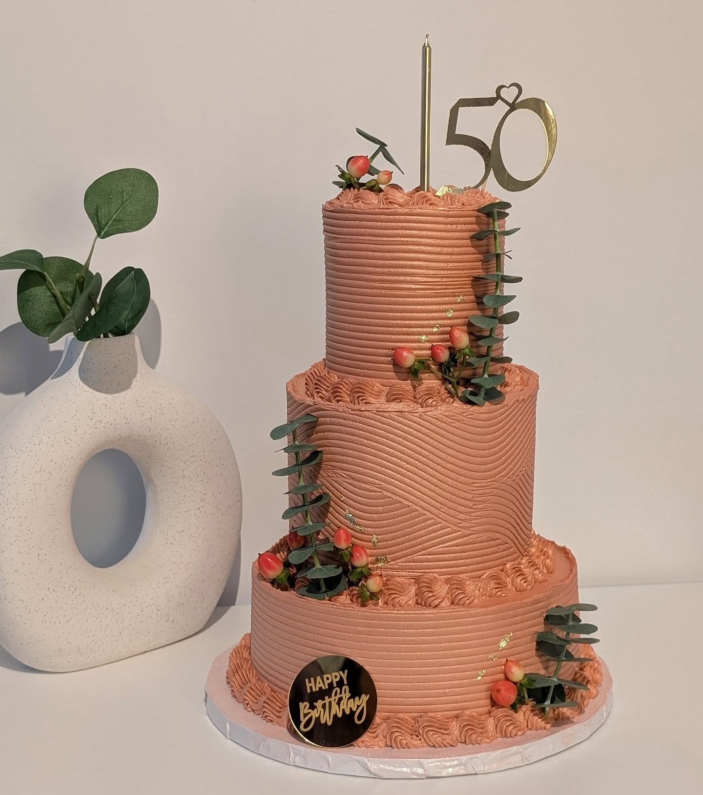 Rose gold frosting enrobed 3 tiers of raspberry vanilla cake for today's creation ✨
.
.
.
.
.
.
#cakedesign #cakedesignideas #cakedesignforbirthday #cakedesignforbeginners #cakedesignforbirthdaygirl #cakedesignphotos #rosegoldcake #rosegoldcakedecora