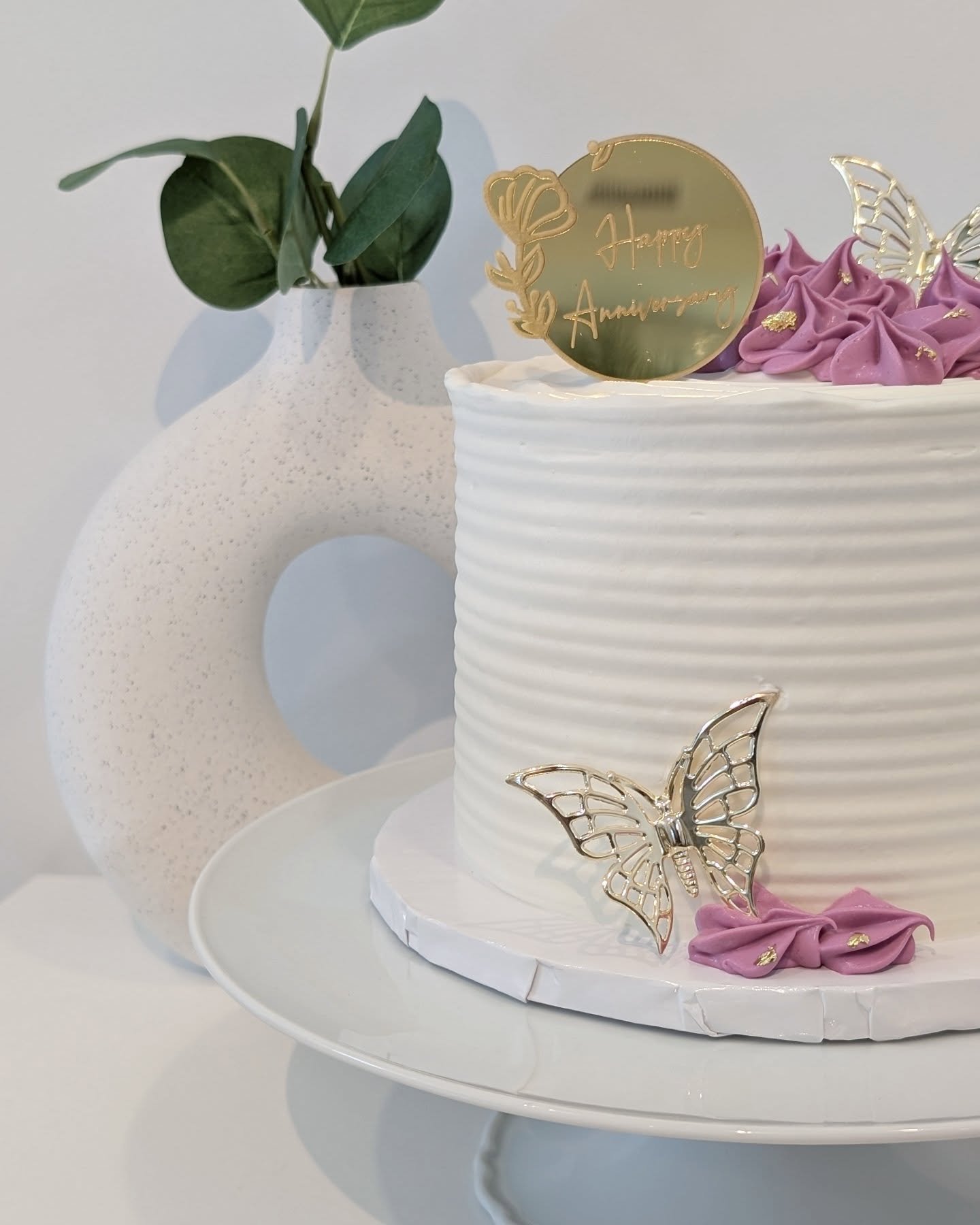 Red velvet dream ❤️ 
.
.
.
#redvelvetcake #anniversarycake #bolodeaniversario #boloredvelvet #cakedesign #cakeinspiration #bolopersonalizado #plantbasedbaking #cakesofinstagram #bakingtherapy