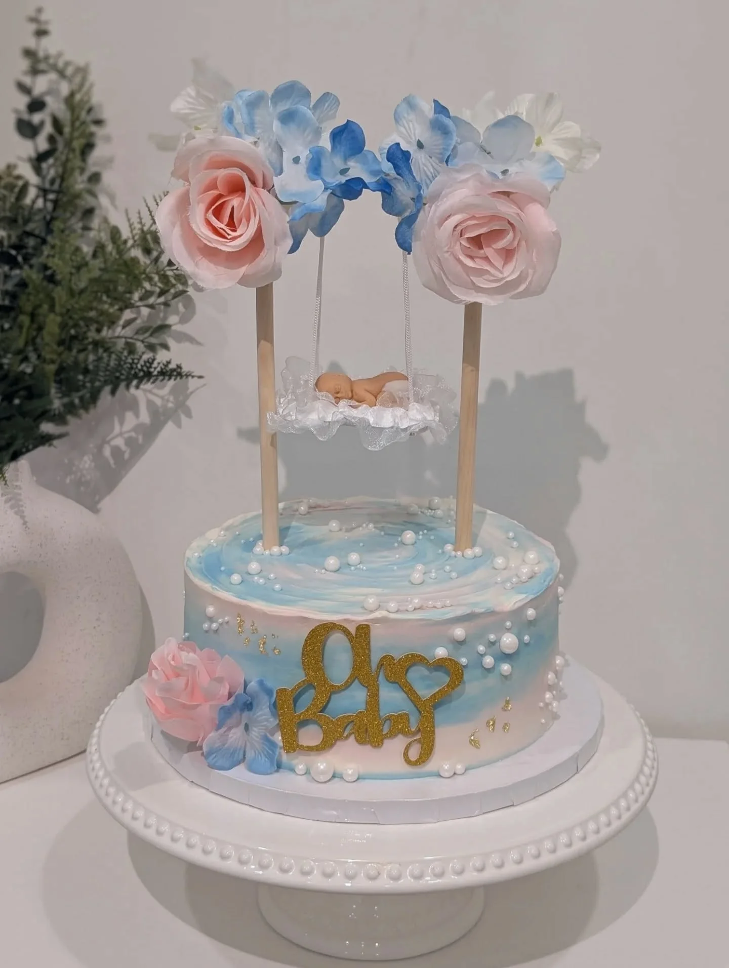 Red velvet was inside this totally unique style of baby shower cake that I loved making. The swing topper is something I am sure I'll do again! 💖 Always a blessing to be asked to make cakes for such joyous occasions. ✨
.
.
.
Design inspo from @dolce