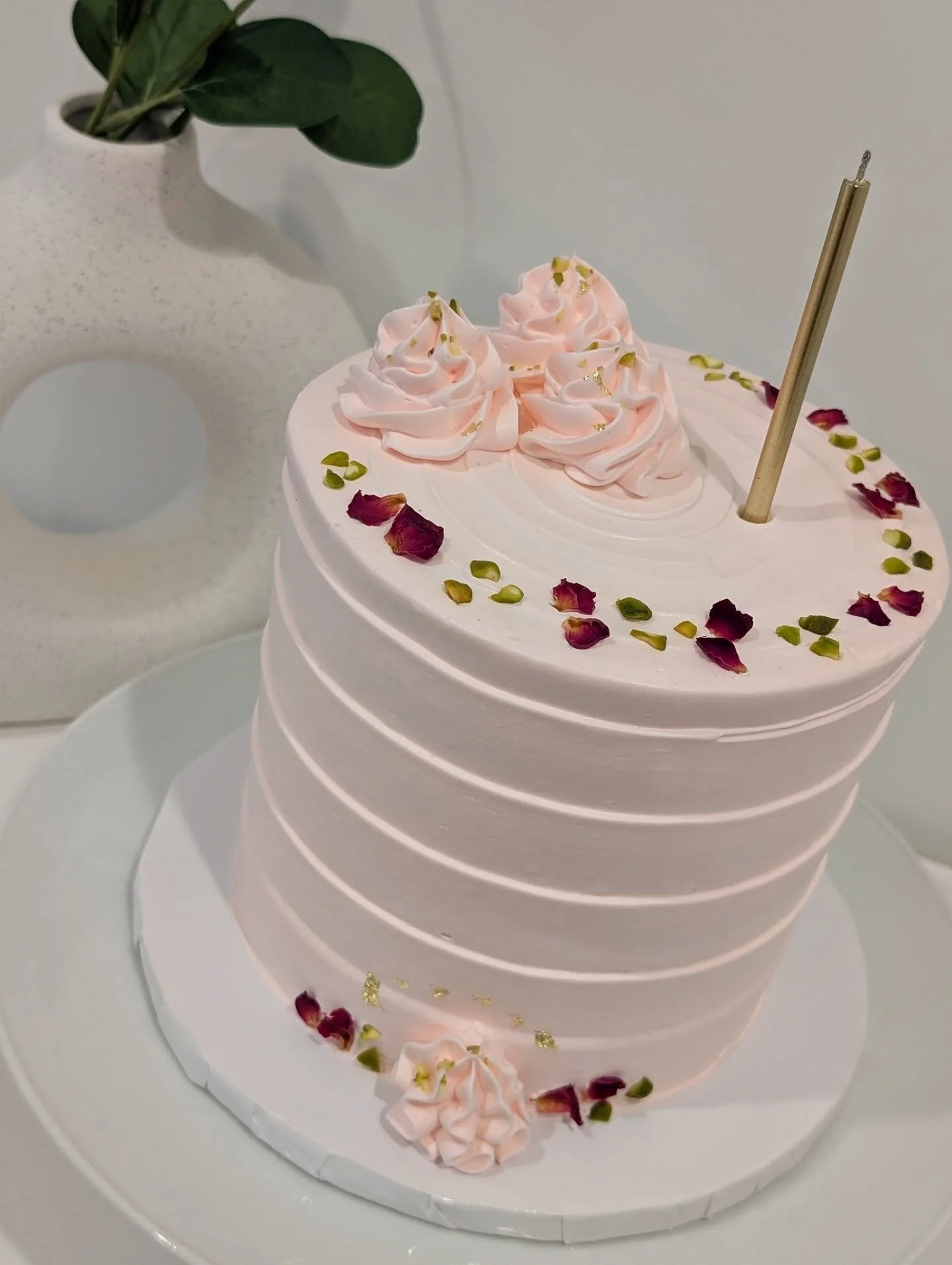 🌹 My Rooh Afza Kulfi cake is a creation based on the South Asian beverage, Rooh Afza. Rose is a primary flavour in this cake but notes of warm cardamom and rich pistachio accompany to create an exceptional dessert.
.
.
.
#roohafza #rosecake #pistach