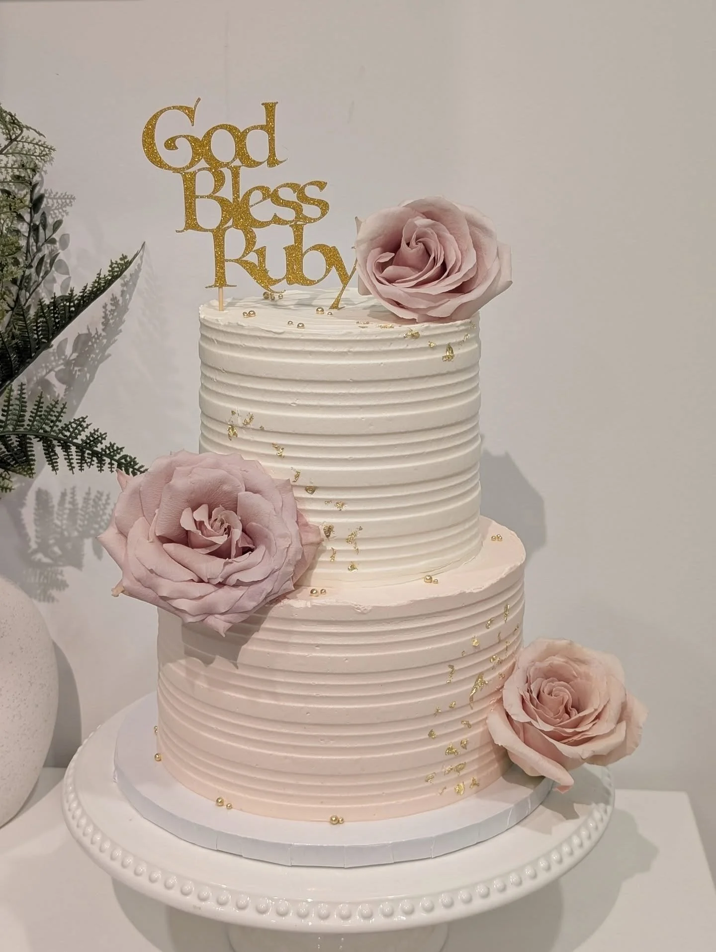 The prettiest baptism cake with a soft and delicate flavour to match. Vanilla cake with a light rose kissed filling. I loved making this cake ✨
Beautiful florals from @flowertrendsflorists 🌸💕
.
.
.
.
#baptismcake #vegancake #rosecake #beautifulcake
