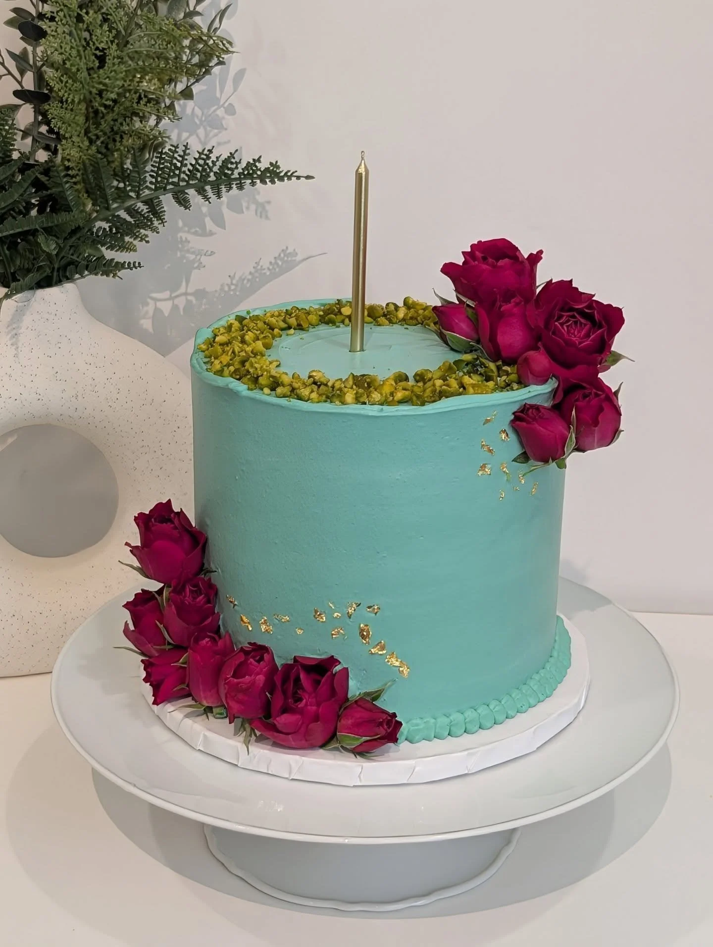 Coming from a country that mixes every possible colour combination on their clothes and in their decor why wouldn't I do that on a cake 😍 a feast for the eyes and tummy ✨ This was a cardamom pistachio cake ❤️
.
.
.
#floralcake #cakedesign #trendingc