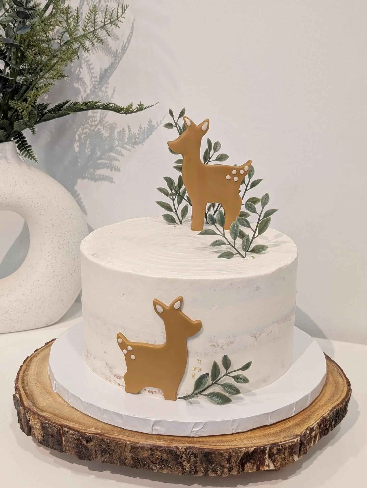 A sweet and simple woodland baby shower design. Vanilla cake with home made raspberry filling. I really loved making this cake, simple doesn't always mean easier, sometimes it's even trickier because you have very little room to cover any mistakes. ?