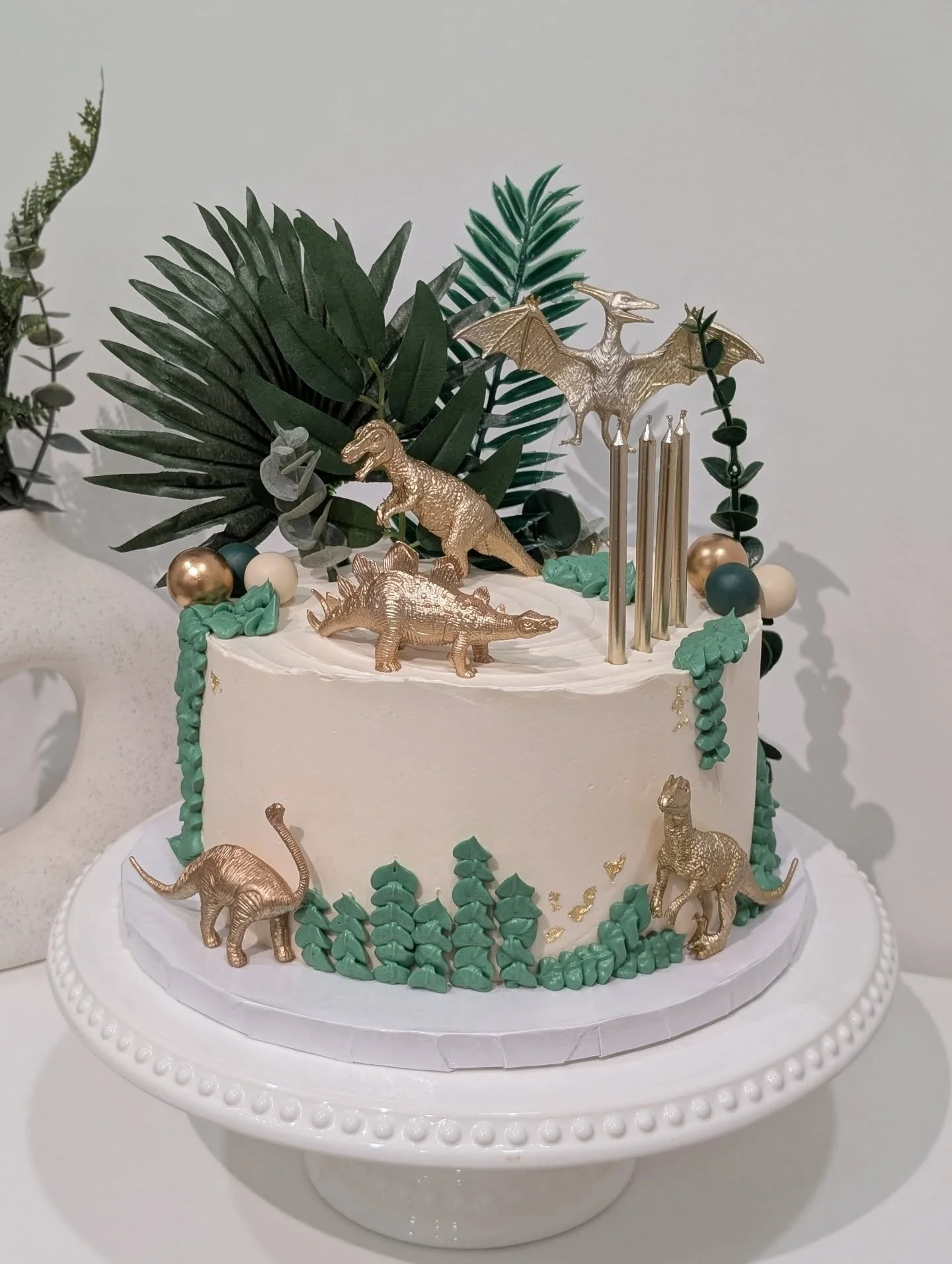 Funfetti inside and even more fun outside! I loved making this dinosaur theme cake. Jurassic park vibes 🦕🦖💚 check out my reel of this cake if you haven't already.
.
.
.
#jurrassicpark #dinosaurcake #birthdaycake #dinocake #cakeideas #vegancake #pl