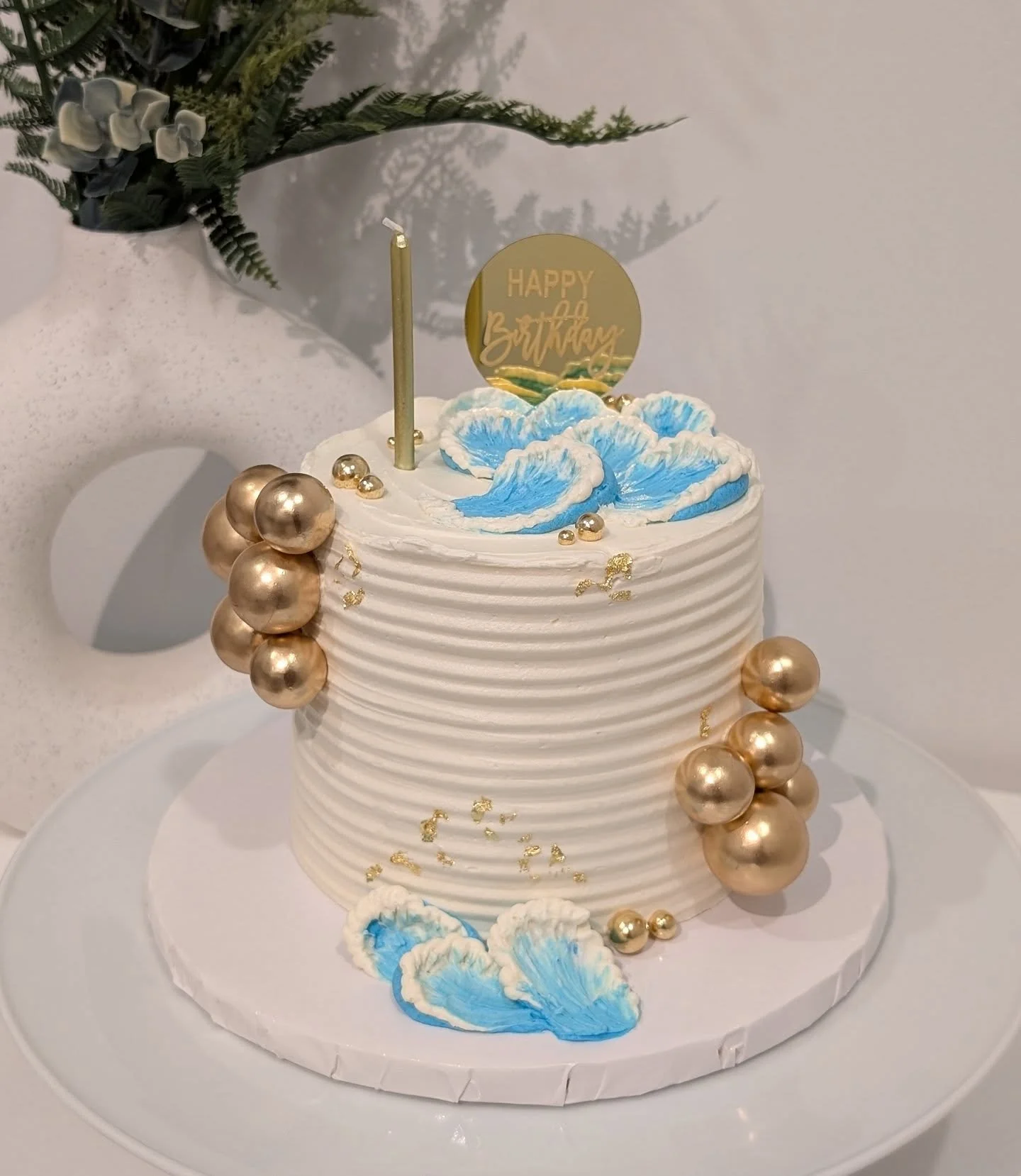 Have you ever seen buttercream waves? After making them I was tempted to put them on every cake design, they're so cute! 🌊 Ps. I have so many cakes to share with you all, I have been so bad at posting lately! Lots more fun ones coming soon!
.
.
.
#c