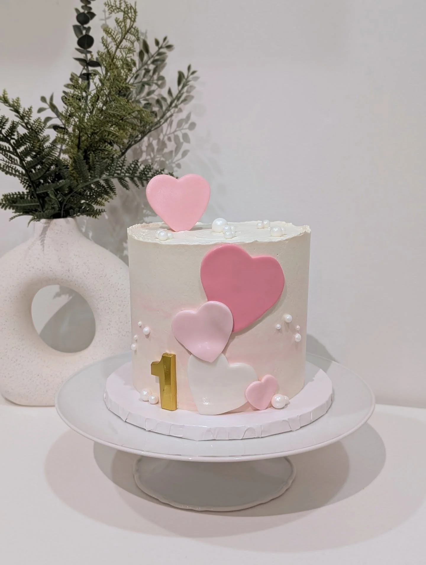 Sweet and simple first birthday cake 💝
.
.
#firstbirthdaycake #heartcake #simplecake #cakeart #cakedecorator #cakedecorating