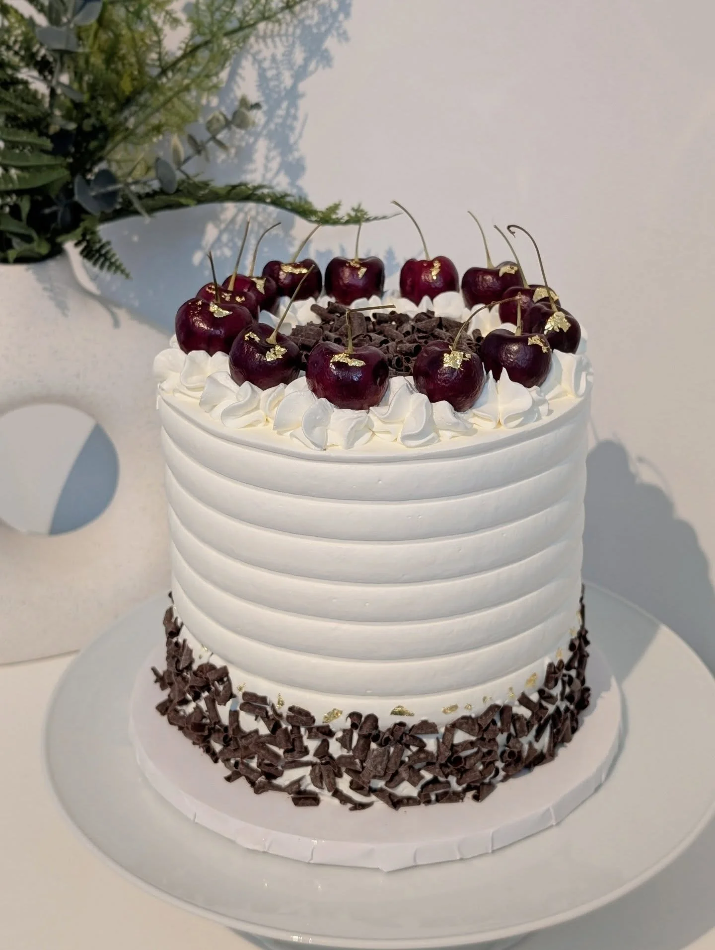The ever so regal Black Forest. ✨ Seen this design recreated many times by various bakers but I think the original is by @preppykitchen I love the design so much❤️ Do you?
.
.
#blackforest #cakeart #cakedecoration #homebaker #cakedecorating #cakedesi