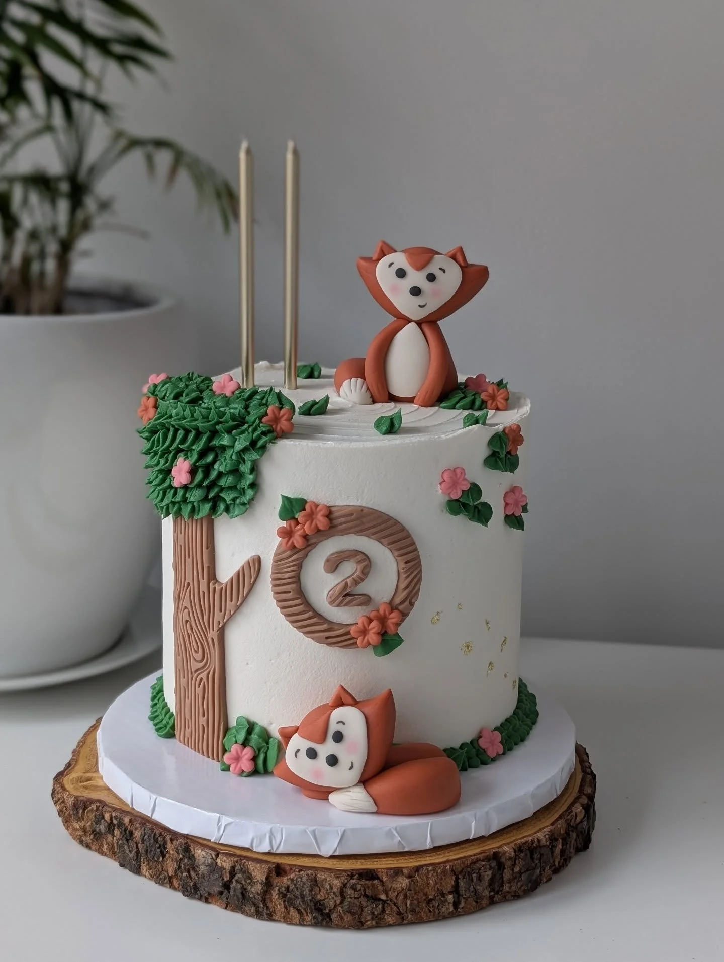 Sweetest little woodland fox cake. Everything is edible except the candles. 🦊 Loved this theme. Chocolate cake with rich ganache on the inside. How cute is the buttercream leaf tree 🌲
.
.
#foxcake #woodlandcake #kidscake #cutecake #cakedecorator #h