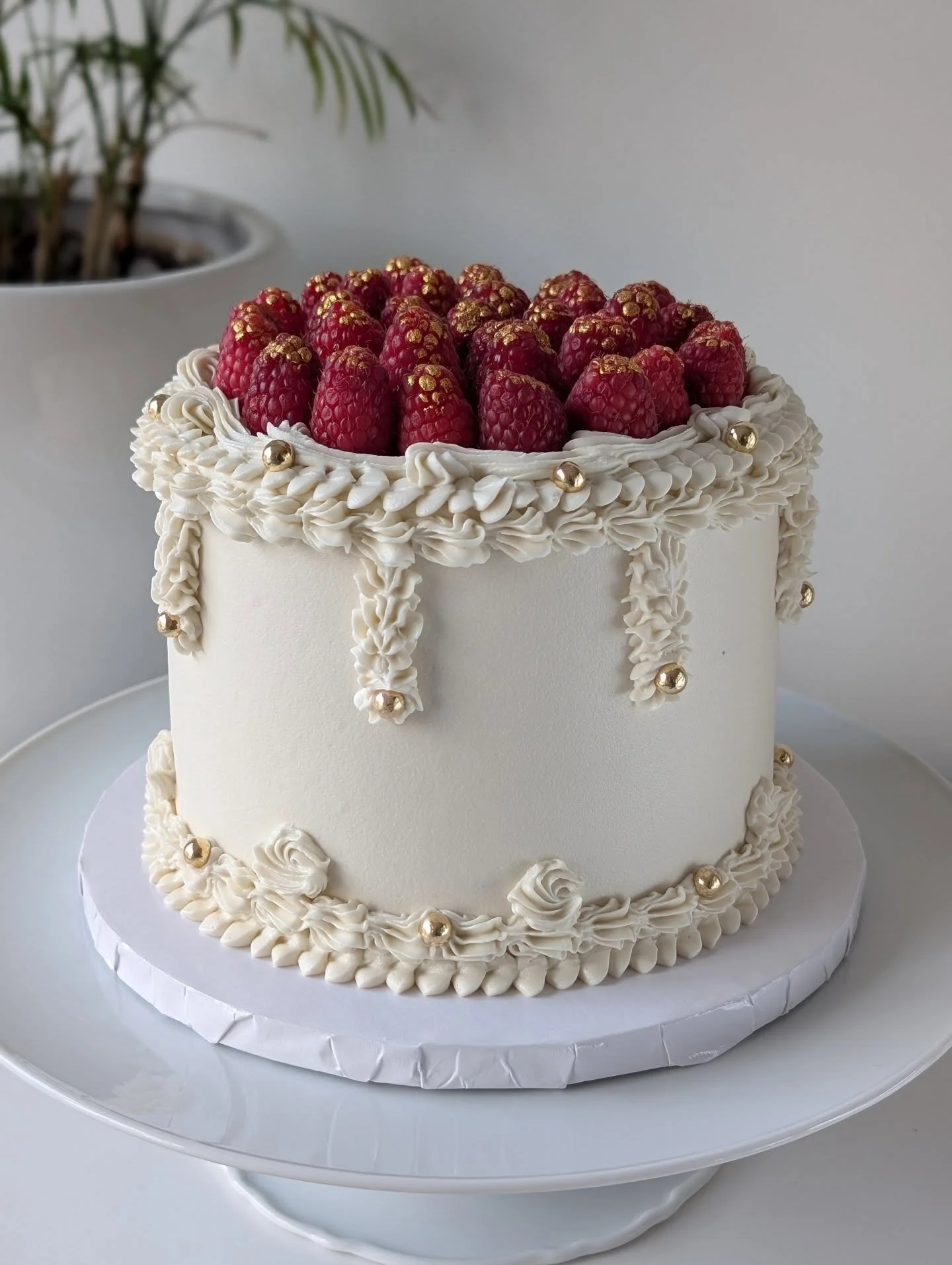 Regal Raspberry ❤️ I love vintage piping.
.
.
#vintagepiping #vintagecake #raspberrycake #buttercreamcake #veganbuttercream #baking #cakeinstagram #cakedecorator #trendingcake