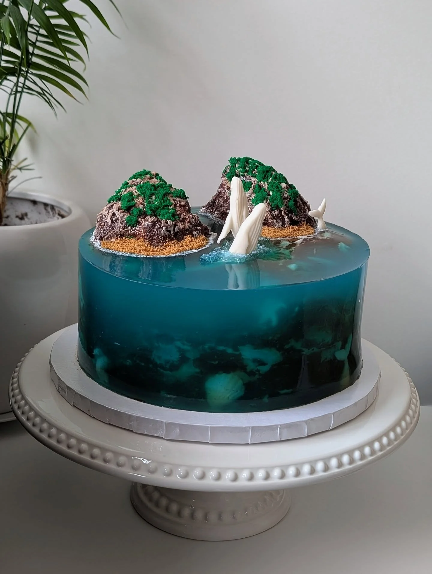 Island cake round 2. This time featuring two white chocolate whales and a lot of jelly water 🏝️ 
.
.
#islandcake #jello #caketrend #coolcake #uniquecake #bakerlife #bakersofinstagram #cakeidea #whales #amazingcakes #cakedecorator #cakelovers❤️ #isla