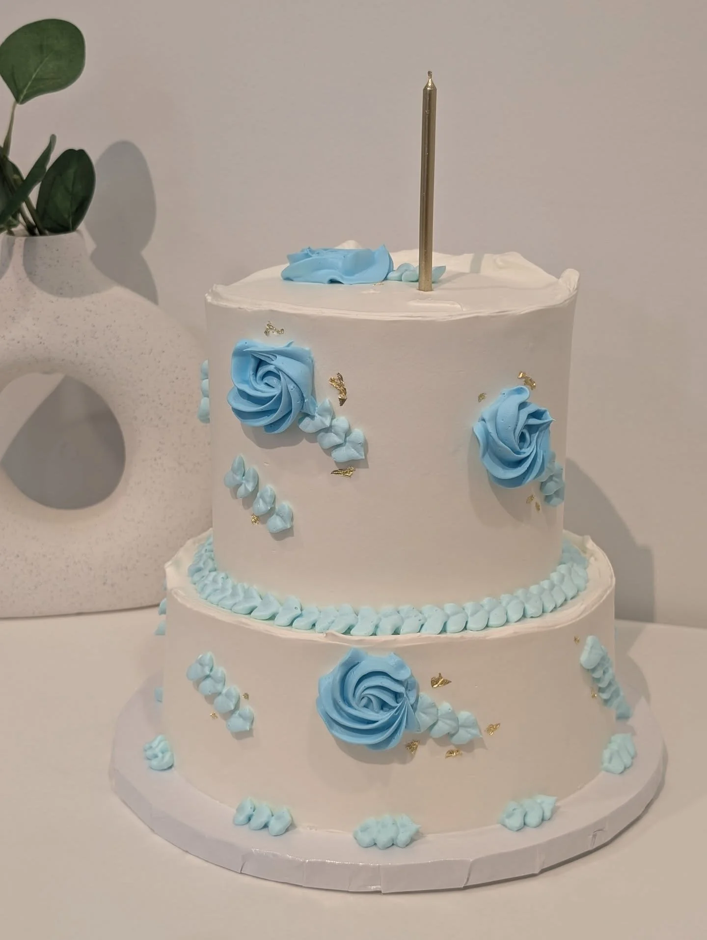 A cake that perfectly reflects the colour palette outside today, icy cold blue skies and soft fluffy white snow 💙 but don't be fooled by its exterior, this cake packed a fruity punch with strawberry compote inside 🍓🍰✨
.
.
#strawberrycake #vegancak