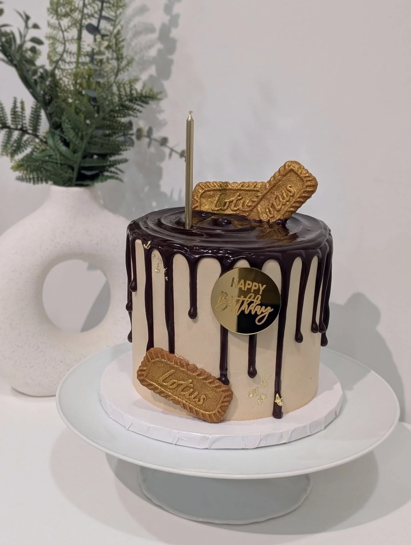 Dreamy drip cake: Lotus edition 🤎
.
.
#lotuscake #biscoff #lotusbiscoff #dripcake #dripcakes #beautifulcake #cakesofinstagram #bakersofinstagram #cakeinspiration #trendycakes #caketrend #halifaxbakery #halifaxnoisefood #halifaxnoise #hfxlocal #small