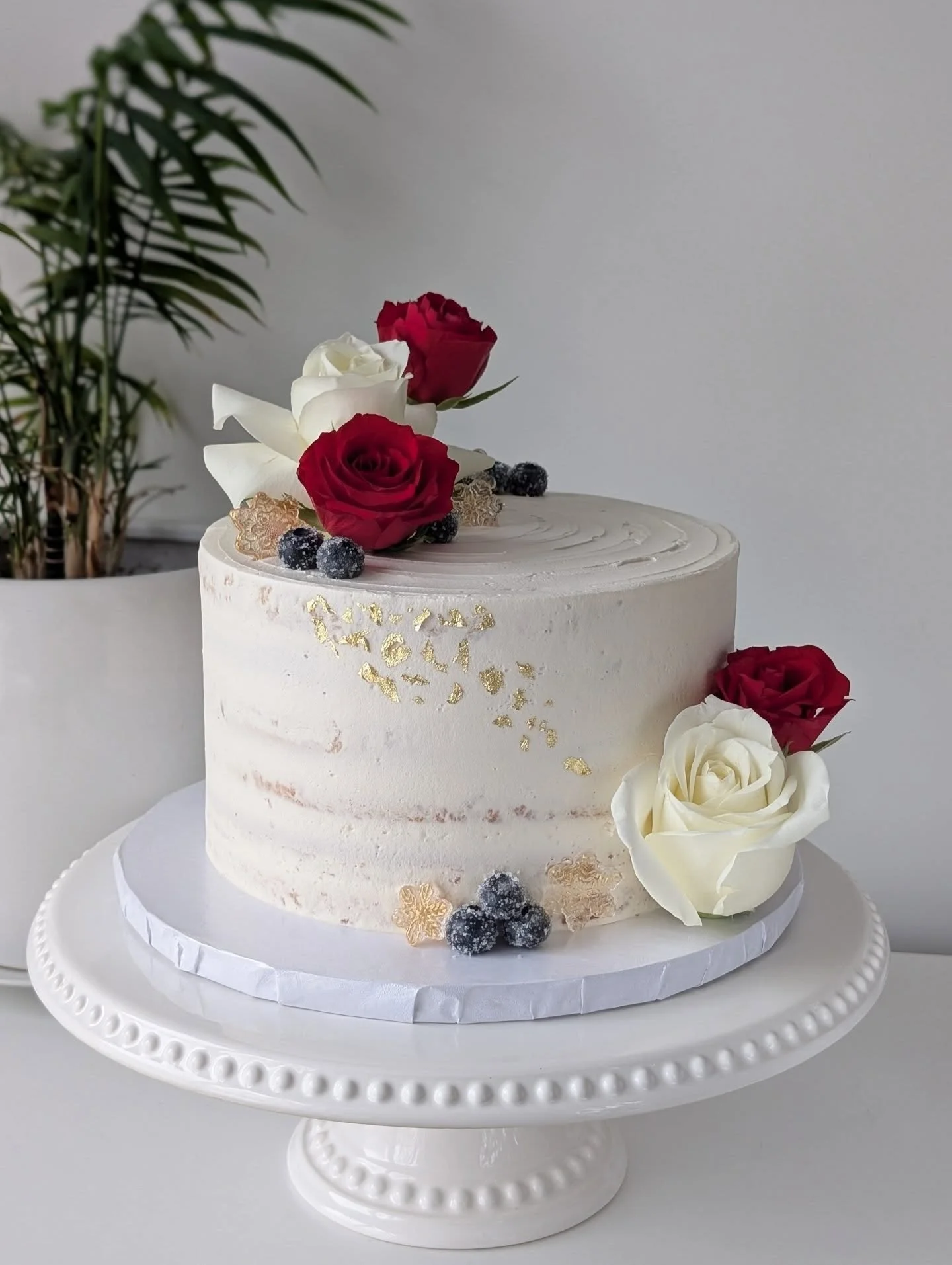 Salted caramel wedding cake with little touches of winter. The sugared berries are my favourite. ✨
.
.
#saltedcaramelcake #weddingcake #nakedcake #floralcake #elegantcake