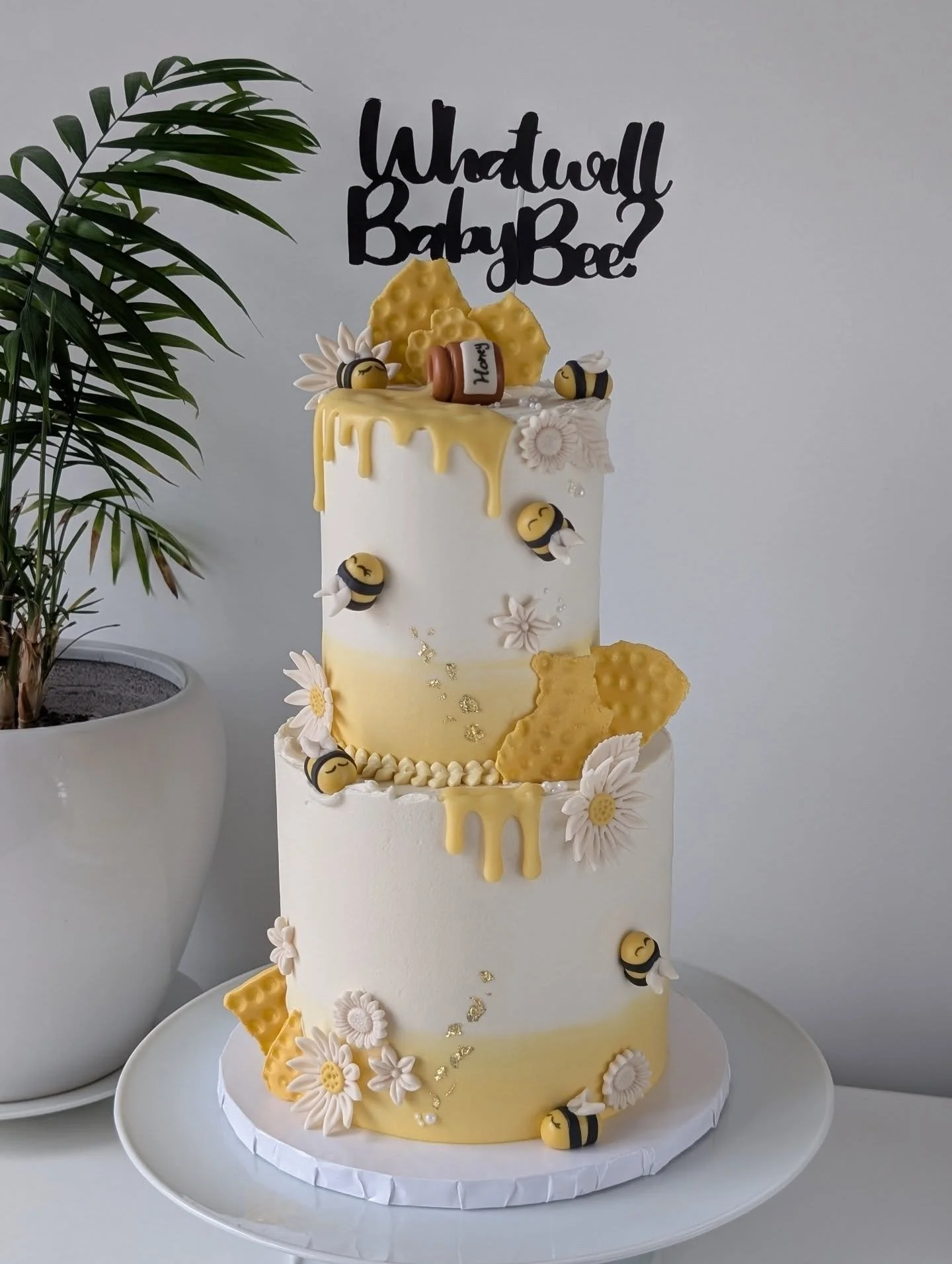 🐝 Bee-autiful cakes look like this 💛 all details were handmade and edible. 
.
.
.
#beecake #genderrevealcake #beautifulcake #buttercreamcake #veganbaking