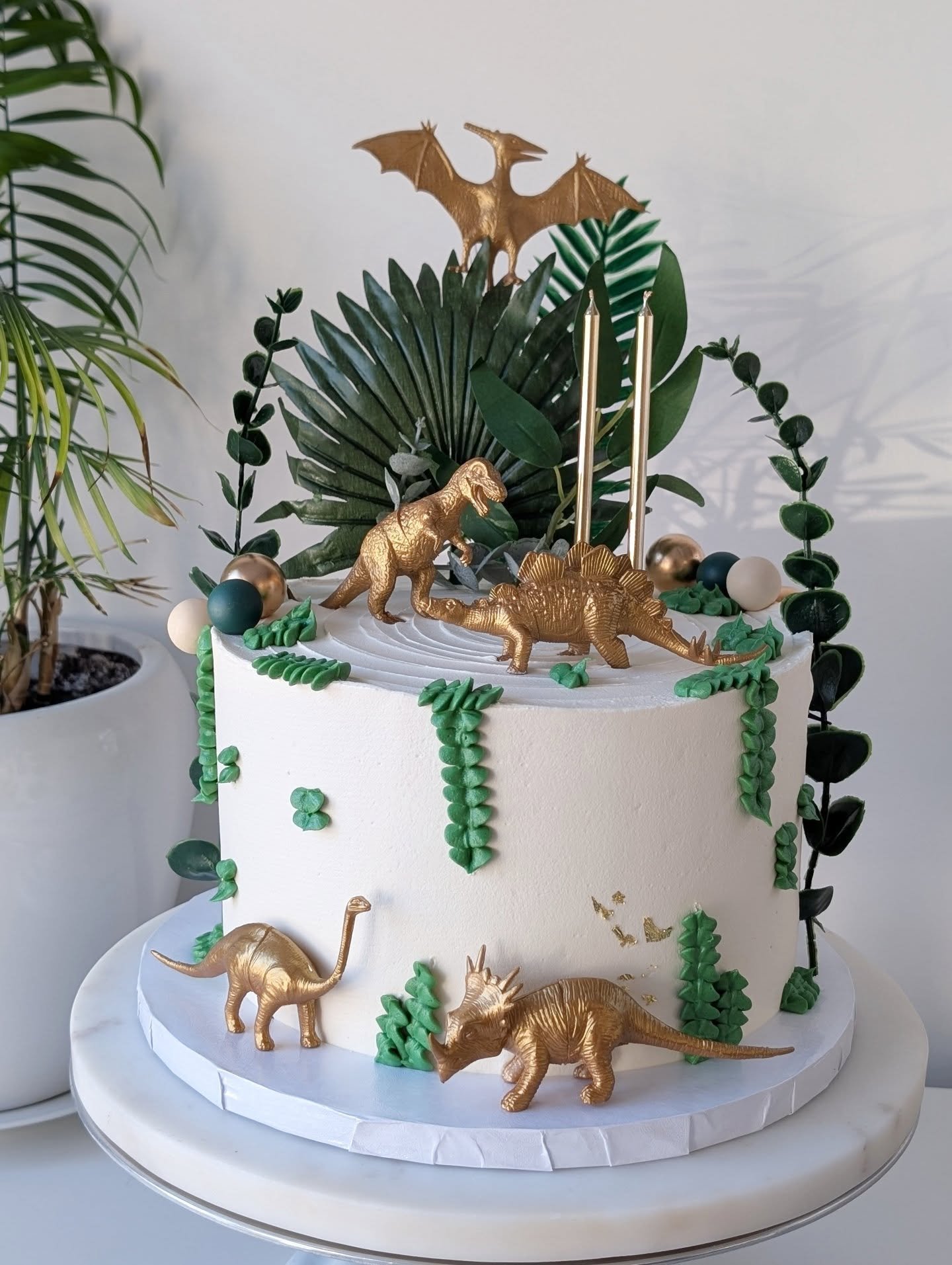 Sometimes I still can't believe how lucky I am to make these cakes as my job. 💚 Dino World design has been made 3 times now! ✨
.
.
#dinosaurcake #dinocake #dinosaurparty #birthdaycake #kidscake