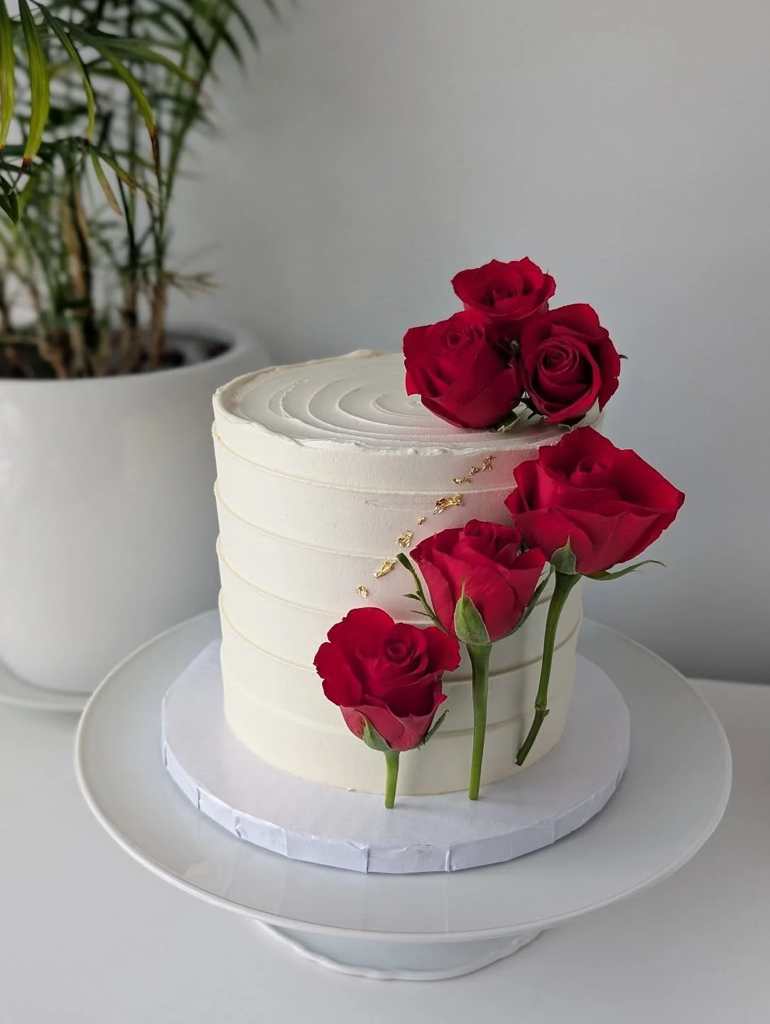 You know, some people might feel like this cake is so unfinished leaving the stems bare and uncovered, that is my favourite part of the design. I think it highlights the simplicity of it and my eyes feel happy taking in that shade of green. Trends ar