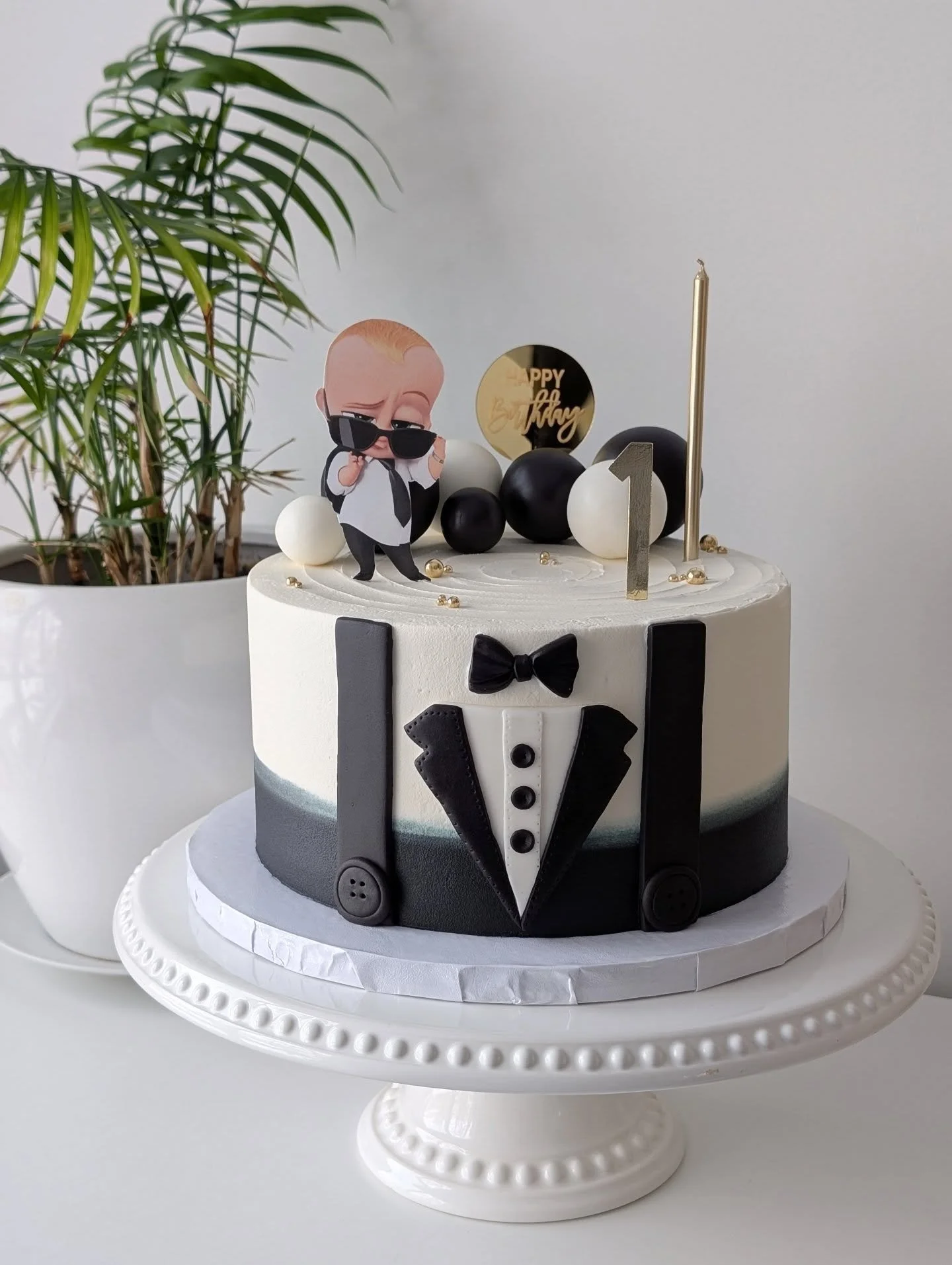Boss Baby theme for a 1st birthday. Can't believe I hadn't made this theme before it's such a cute one 🖤
.
.
#bossbabycake #firstbirthdaycake #trendingcake #cakedesign #cakeinspiration