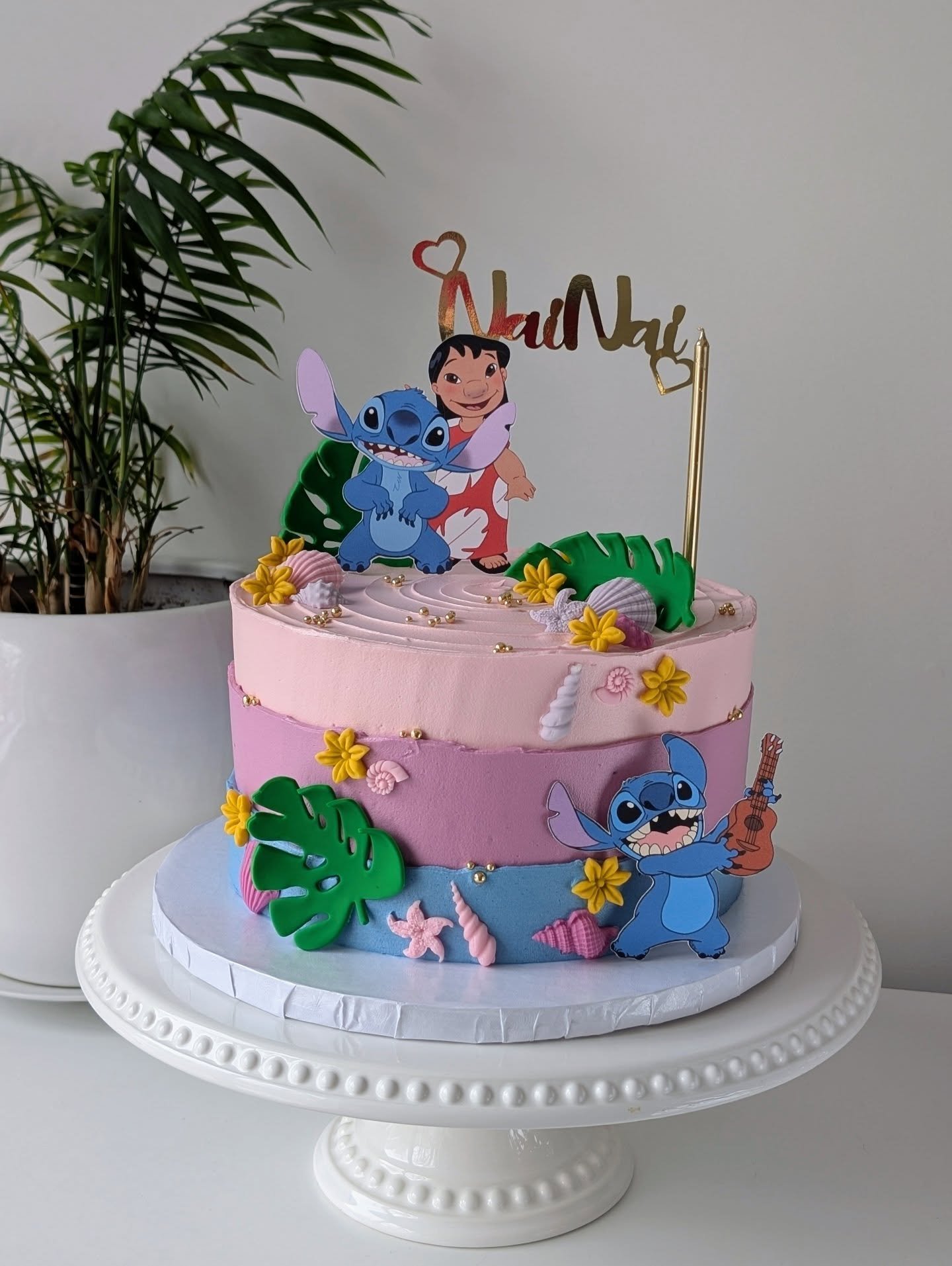 ✨ I have had the privilege of making this sweet little girl's cake for multiple birthdays over the years and it means so much to me, every single time! First time doing a Lilo and Stitch theme too, absolutely loved it 😍
.
.
#liloandstitchcake #liloa