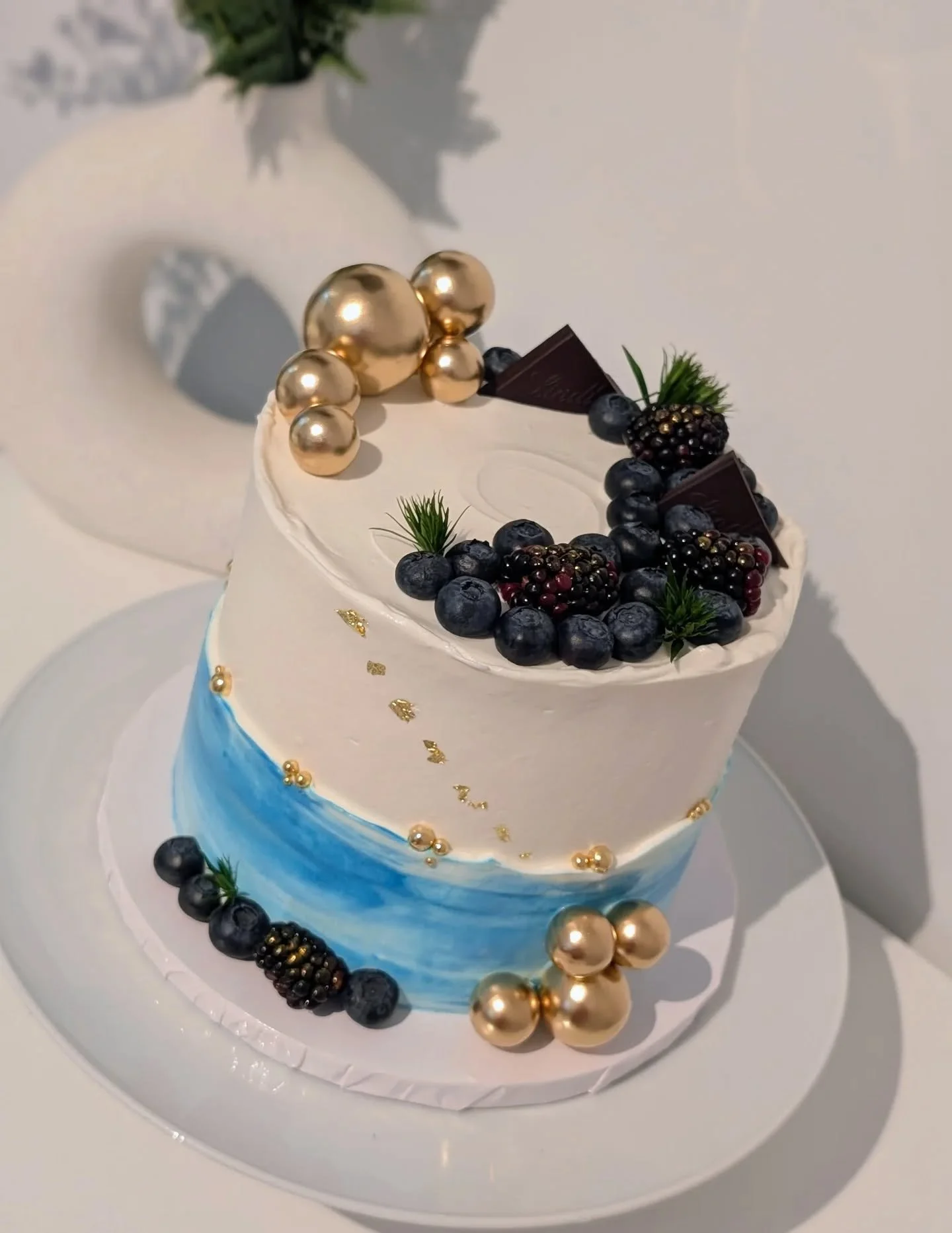 Glam for a man 💙✨ Tiramisu inside.
.
.
.
#tiramisucake #cakedesign #mensbirthdaycake #cakeinspo #beautifulcakes