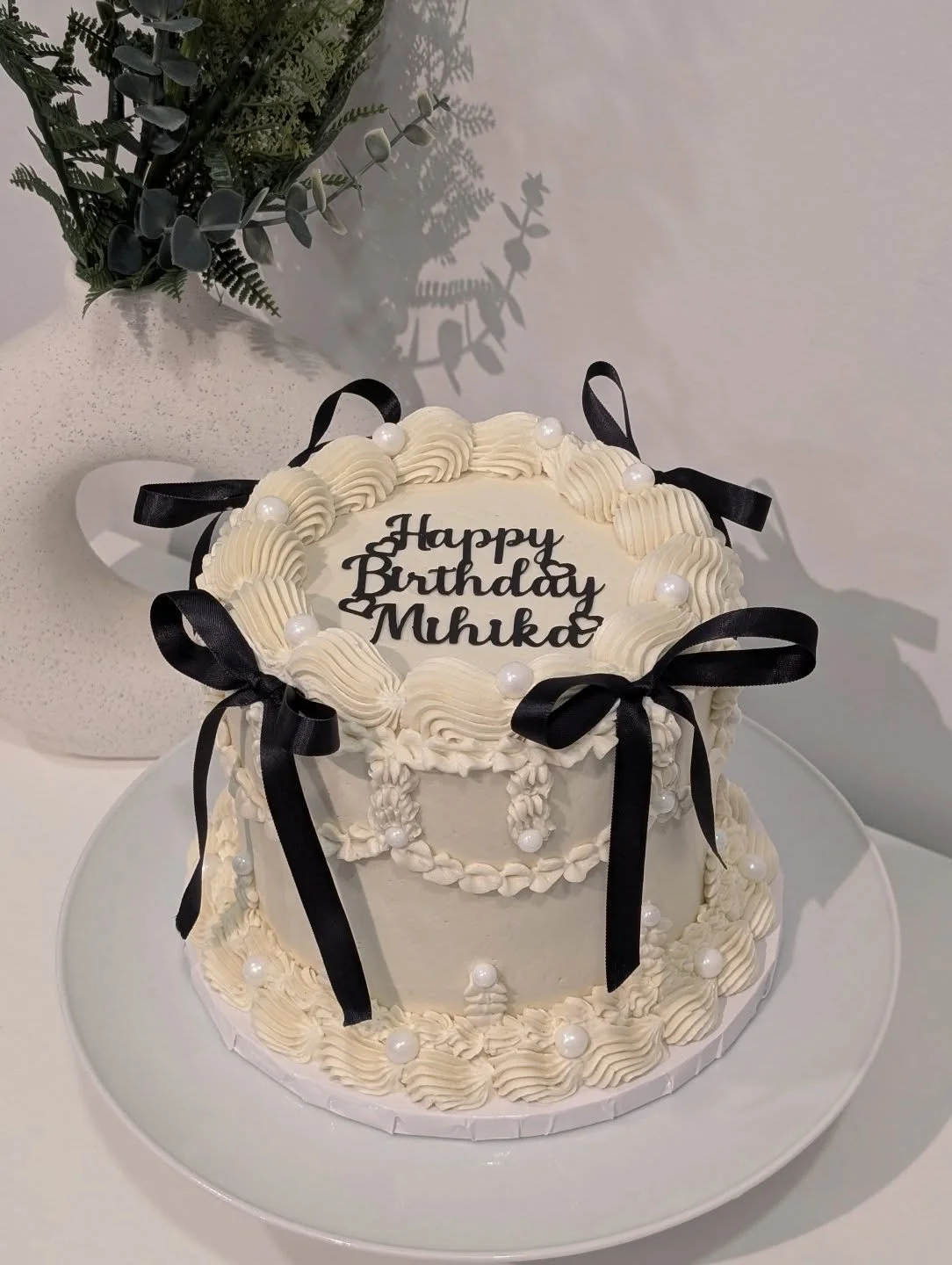 Pretty little cake from a while back 🖤 I have a huge back log of cake pics to share! 
.
.
#vintagecakes #lambethcakes #lambethcake #oldworldstyle #retrocake