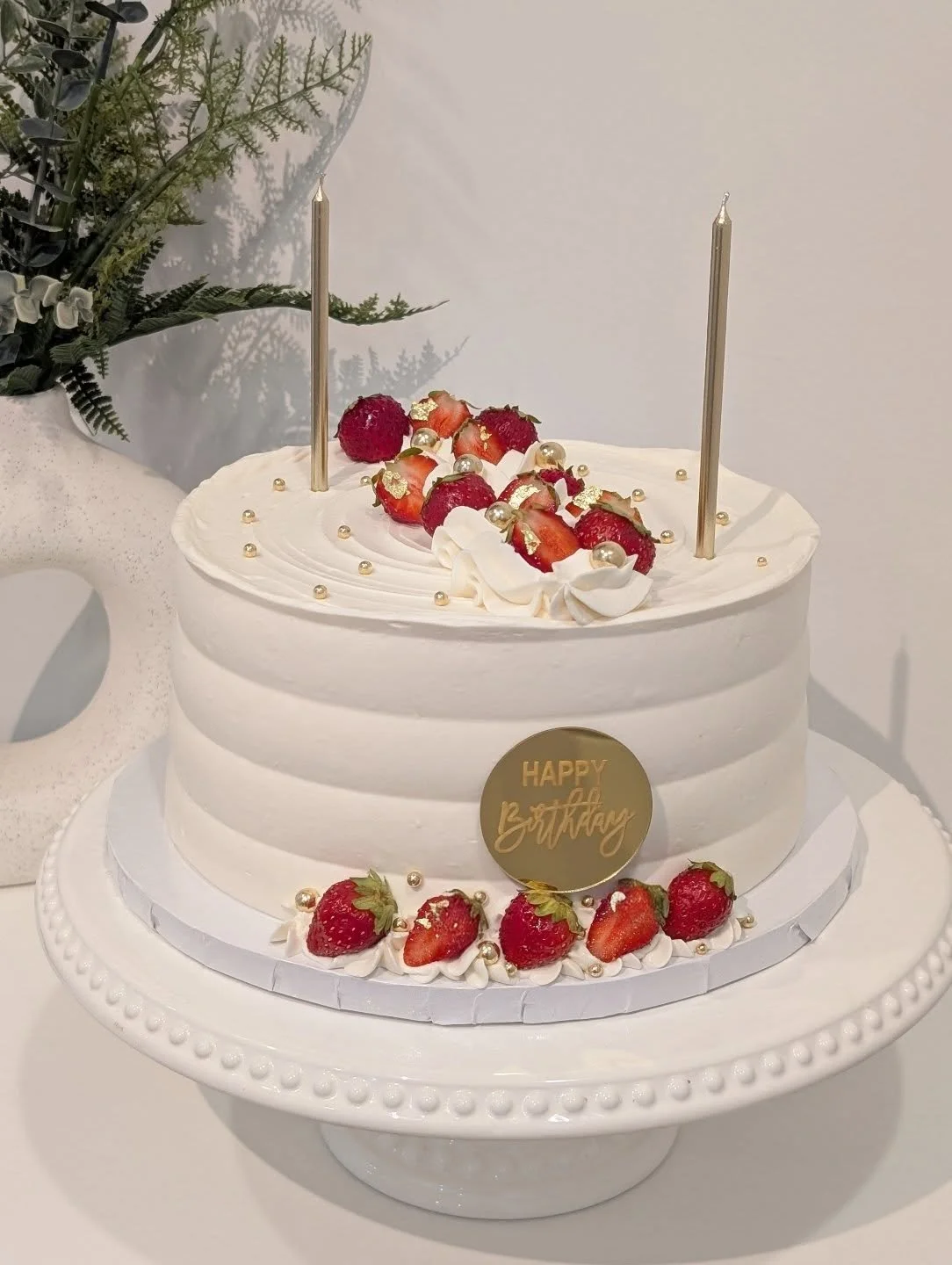 Vanilla Strawberry 🍰 this cake can be done in buttercream or a soft whip frosting for a less sweet alternative. Both versions are delicious and a crowd favourite 🍓❤️
.
.
.
#strawberrycake #vanillacake #cakedesign #vegancake #veganbaking