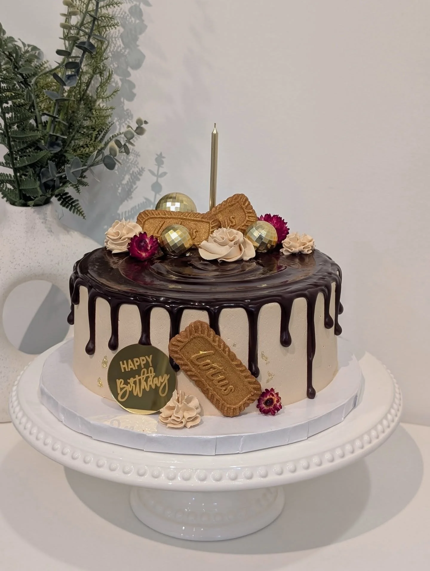 Chocolate Lotus 🤎
.
.
#chocolatecake #lotuscake #lotusbiscoff #chocolatedripcake #veganbaking