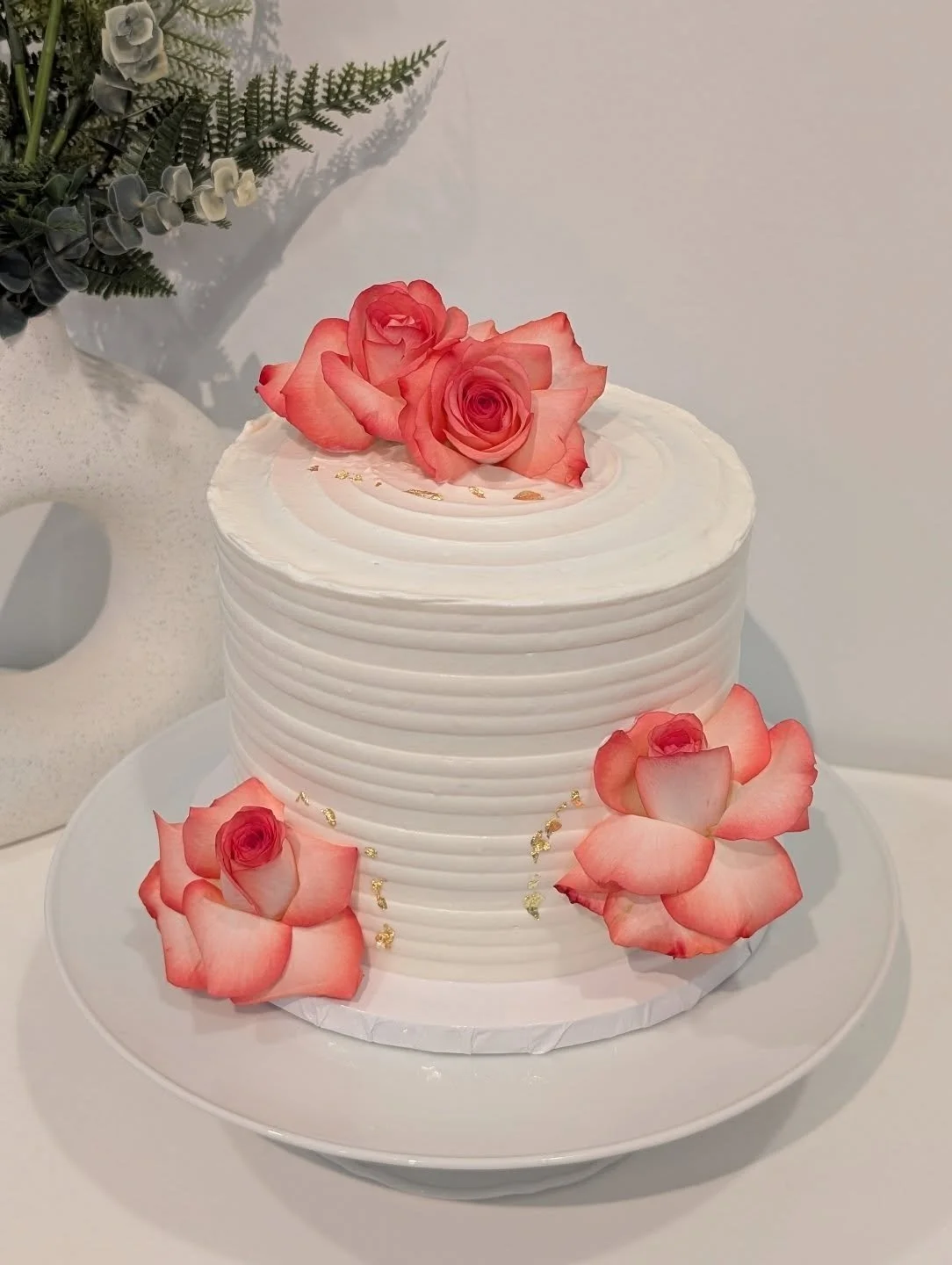 A simple and pretty cake.❤️🌹 Sometimes the cake needs to stand back and let the flowers steal the show but nothing can beat what's inside. Flavour above everything. My classic chocolate cake with rich ganache filling. 
.
.
#floralcake #prettycake #s